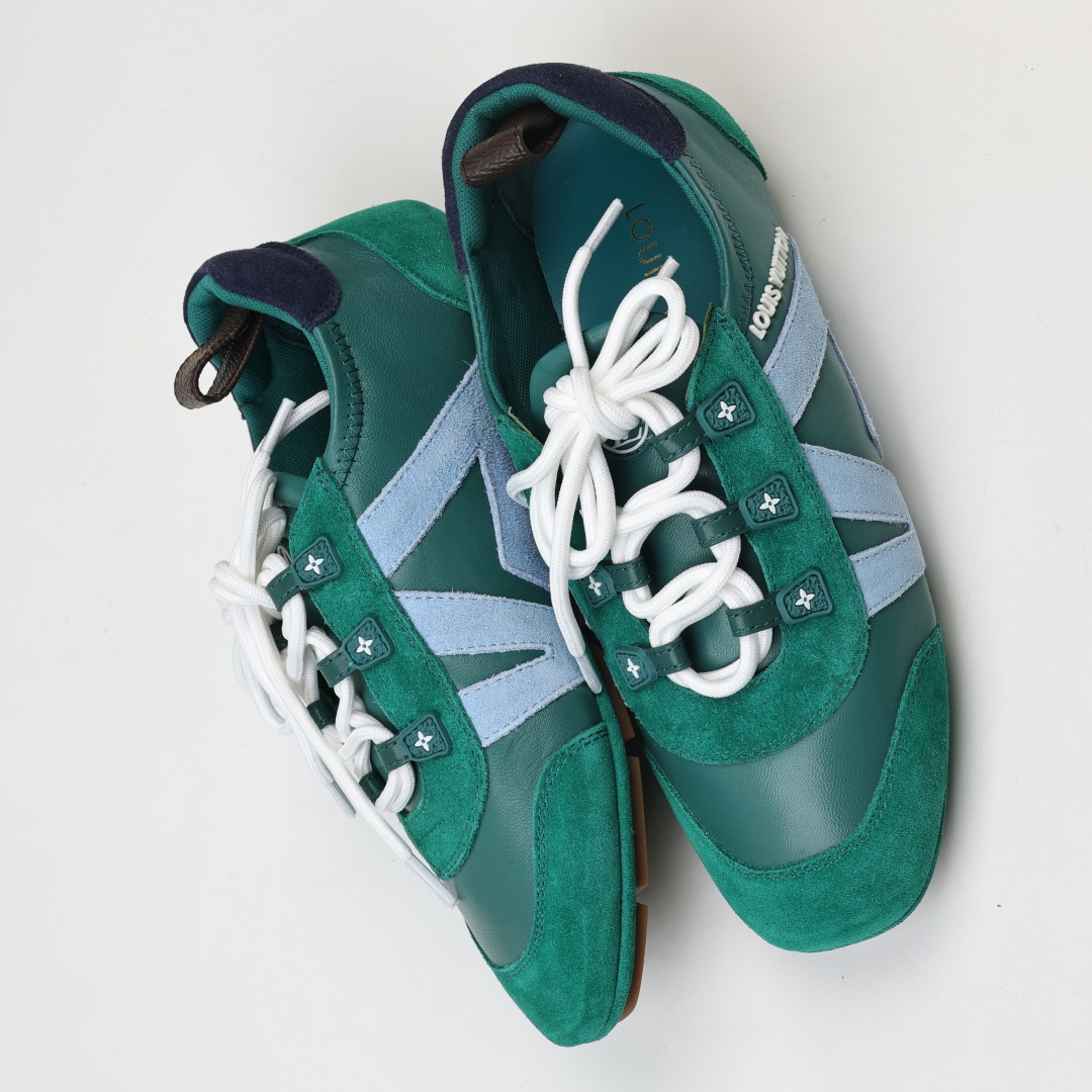 
LV SNEAKERWA 芭蕾运动鞋 革勾勒绒面牛皮革饰边，再以mono grammar  帆布抒写侧