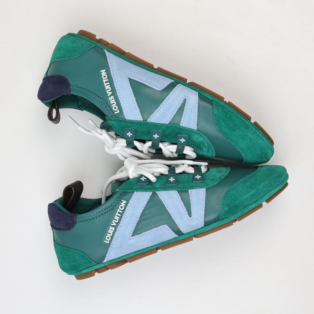 
LV SNEAKERWA 芭蕾运动鞋 革勾勒绒面牛皮革饰边，再以mono grammar  帆布抒写侧