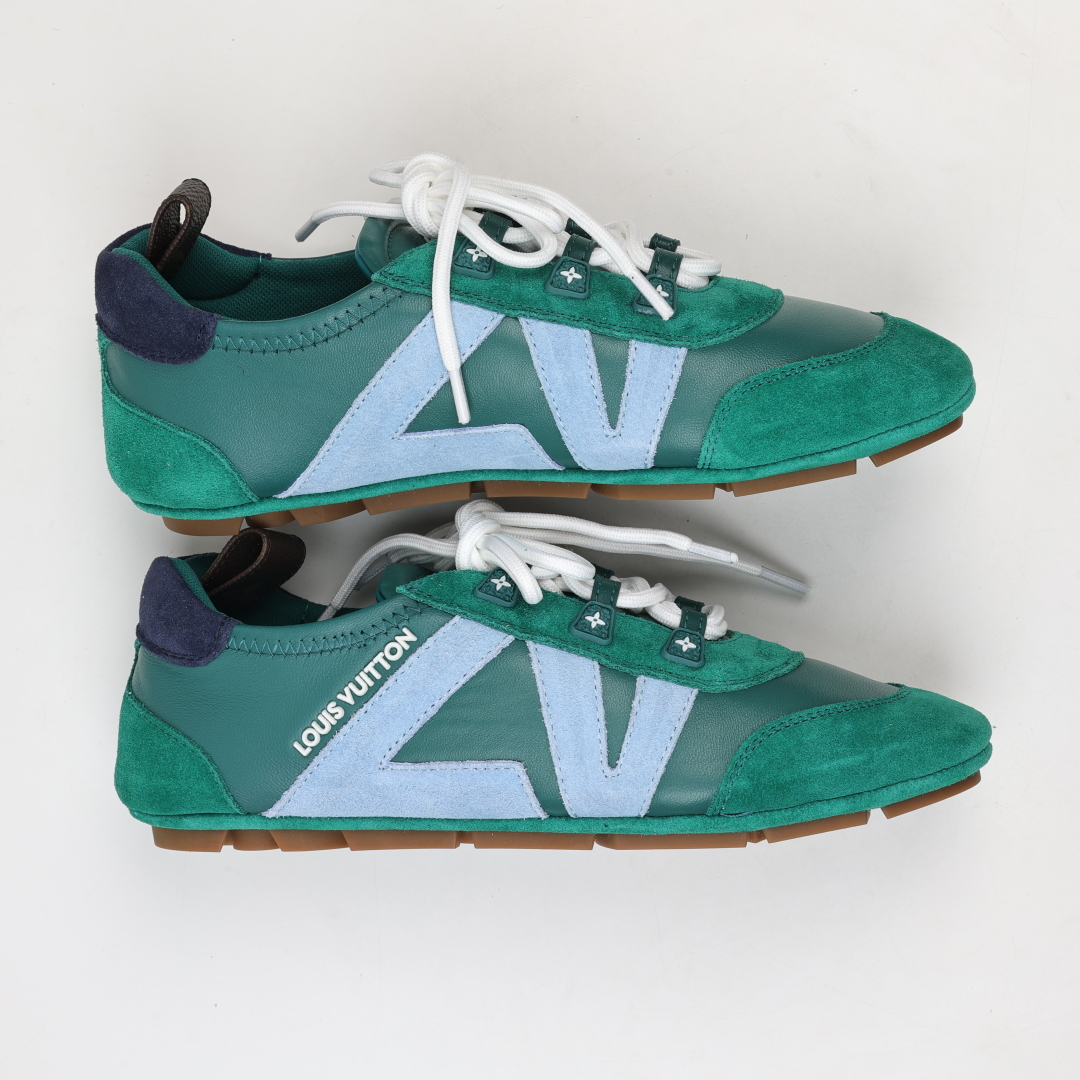 
LV SNEAKERWA 芭蕾运动鞋 革勾勒绒面牛皮革饰边，再以mono grammar  帆布抒写侧