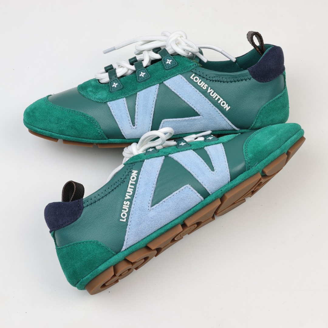 
LV SNEAKERWA 芭蕾运动鞋 革勾勒绒面牛皮革饰边，再以mono grammar  帆布抒写侧