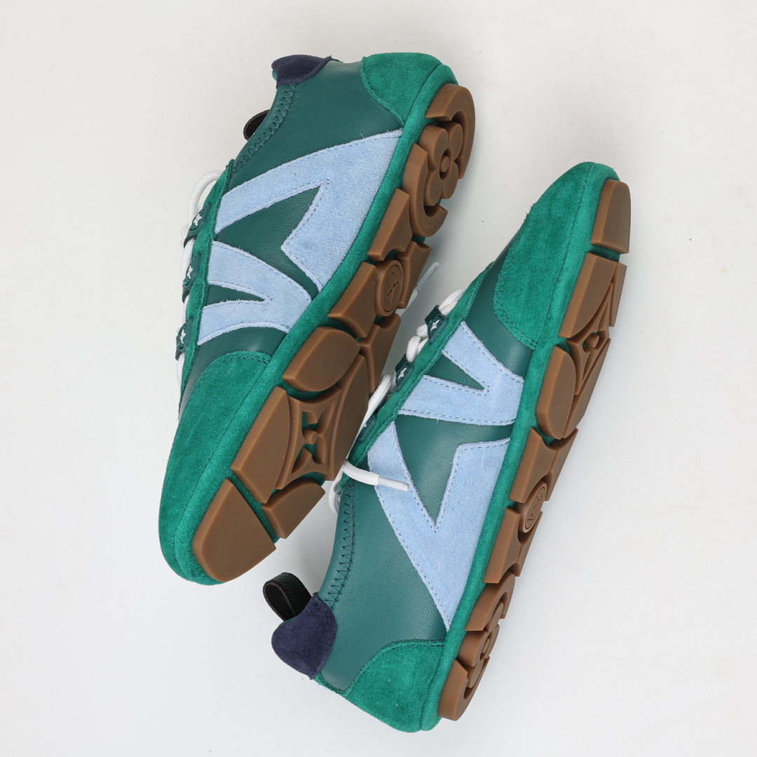 
LV SNEAKERWA 芭蕾运动鞋 革勾勒绒面牛皮革饰边，再以mono grammar  帆布抒写侧