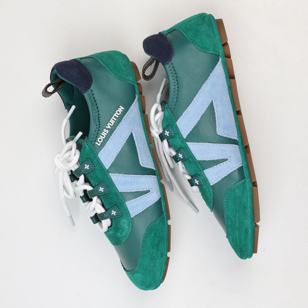 
LV SNEAKERWA 芭蕾运动鞋 革勾勒绒面牛皮革饰边，再以mono grammar  帆布抒写侧