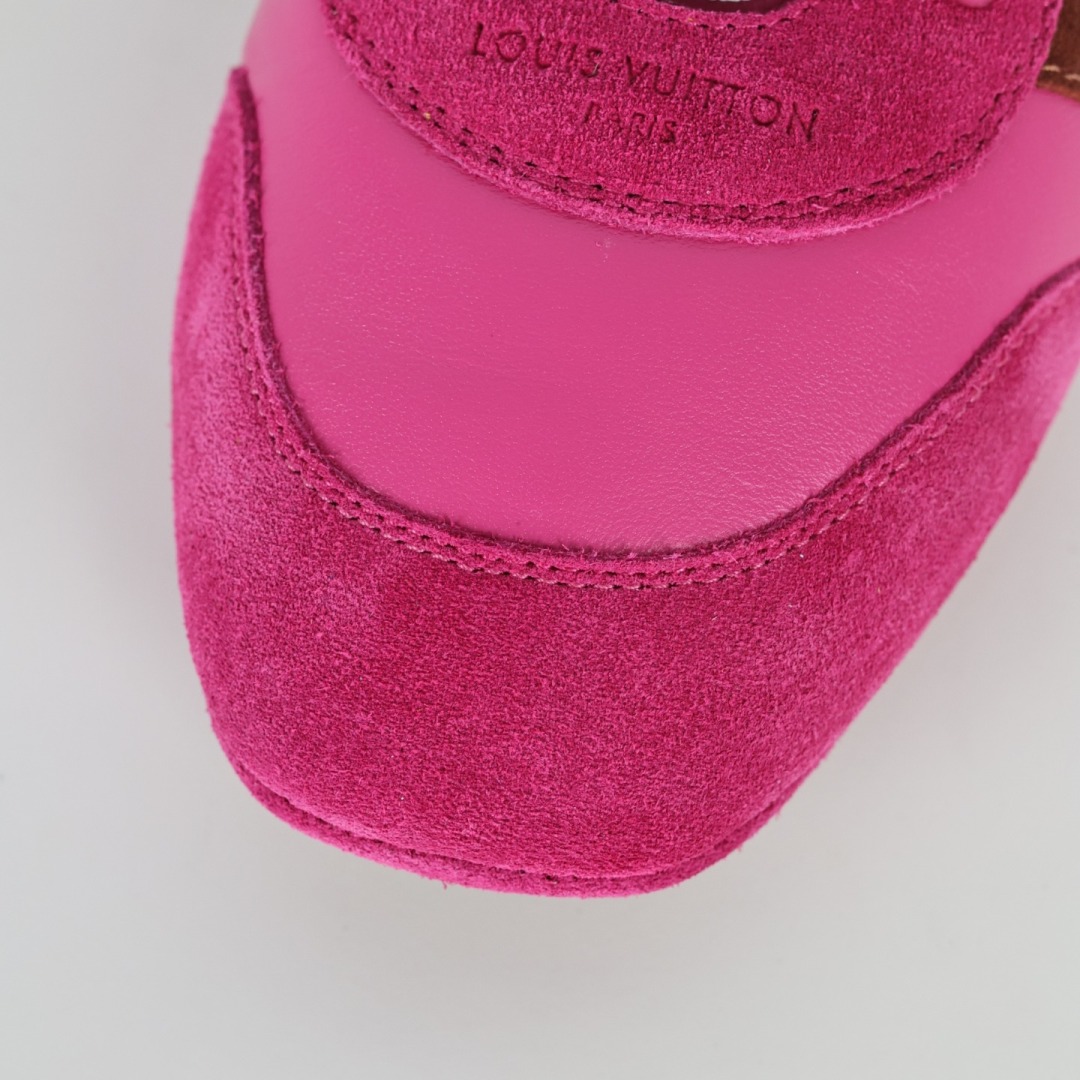 
LV SNEAKERWA 芭蕾运动鞋 革勾勒绒面牛皮革饰边，再以mono grammar  帆布抒写侧