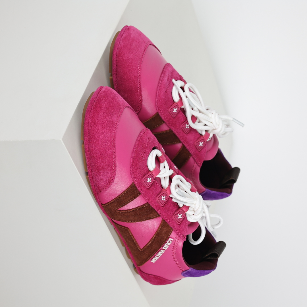 
LV SNEAKERWA 芭蕾运动鞋 革勾勒绒面牛皮革饰边，再以mono grammar  帆布抒写侧