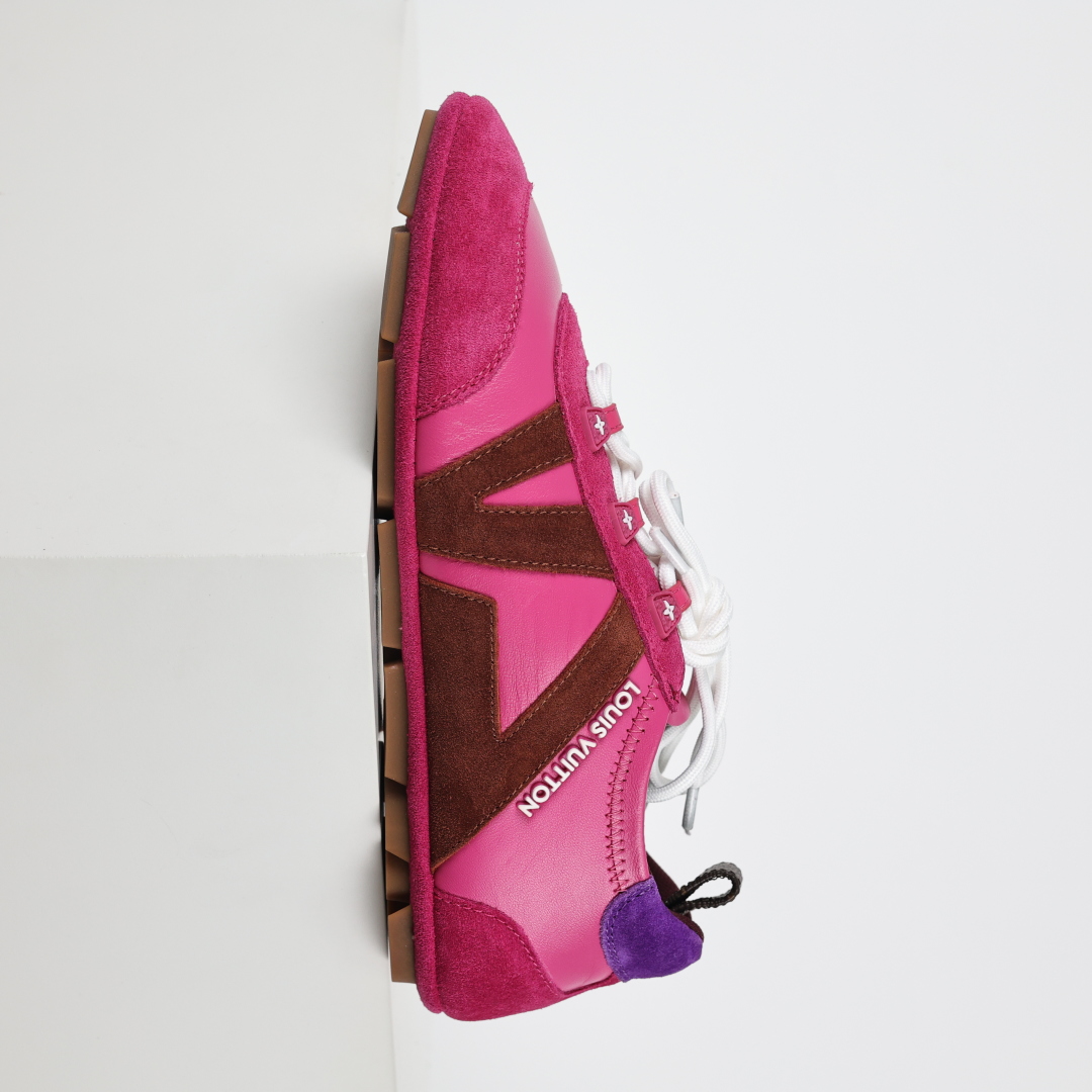 
LV SNEAKERWA 芭蕾运动鞋 革勾勒绒面牛皮革饰边，再以mono grammar  帆布抒写侧