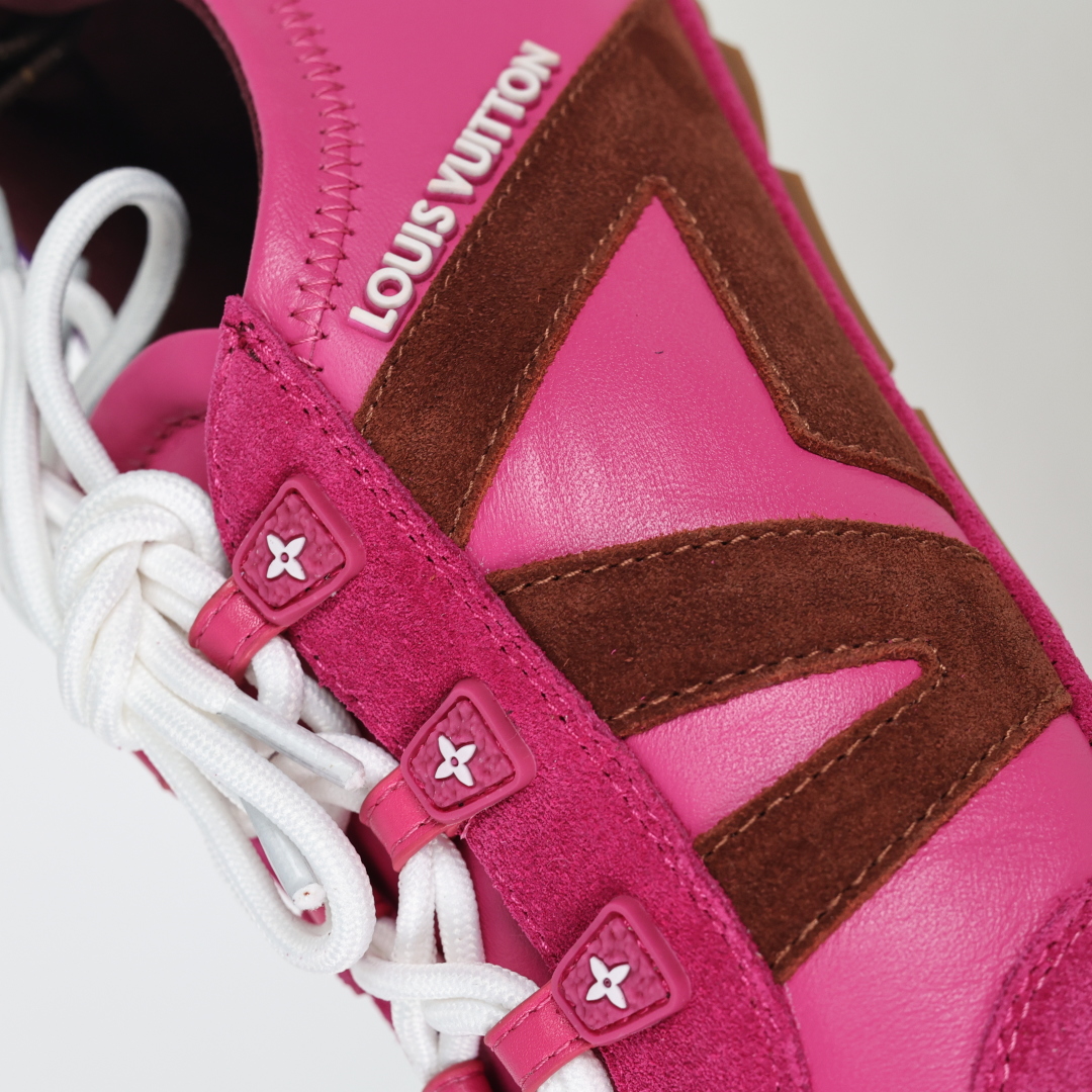 
LV SNEAKERWA 芭蕾运动鞋 革勾勒绒面牛皮革饰边，再以mono grammar  帆布抒写侧
