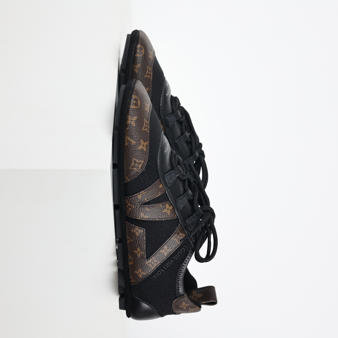  
LV SNEAKERWA 芭蕾运动鞋 革勾勒绒面牛皮革饰边，再以mono grammar  帆布抒写