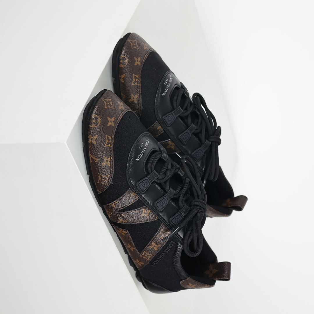  
LV SNEAKERWA 芭蕾运动鞋 革勾勒绒面牛皮革饰边，再以mono grammar  帆布抒写
