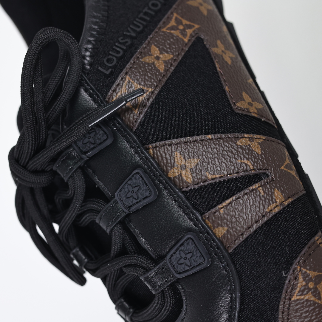  
LV SNEAKERWA 芭蕾运动鞋 革勾勒绒面牛皮革饰边，再以mono grammar  帆布抒写