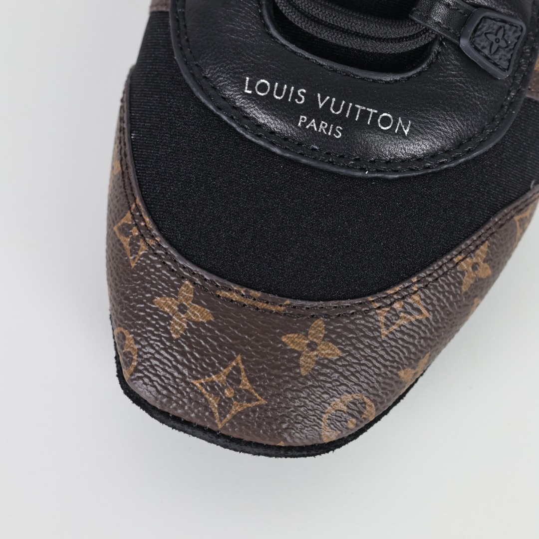  
LV SNEAKERWA 芭蕾运动鞋 革勾勒绒面牛皮革饰边，再以mono grammar  帆布抒写