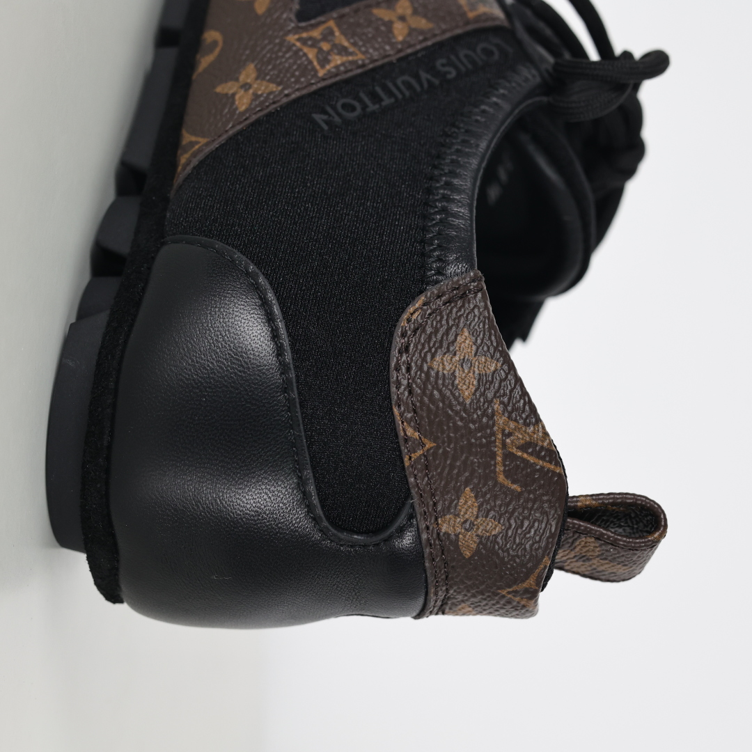  
LV SNEAKERWA 芭蕾运动鞋 革勾勒绒面牛皮革饰边，再以mono grammar  帆布抒写