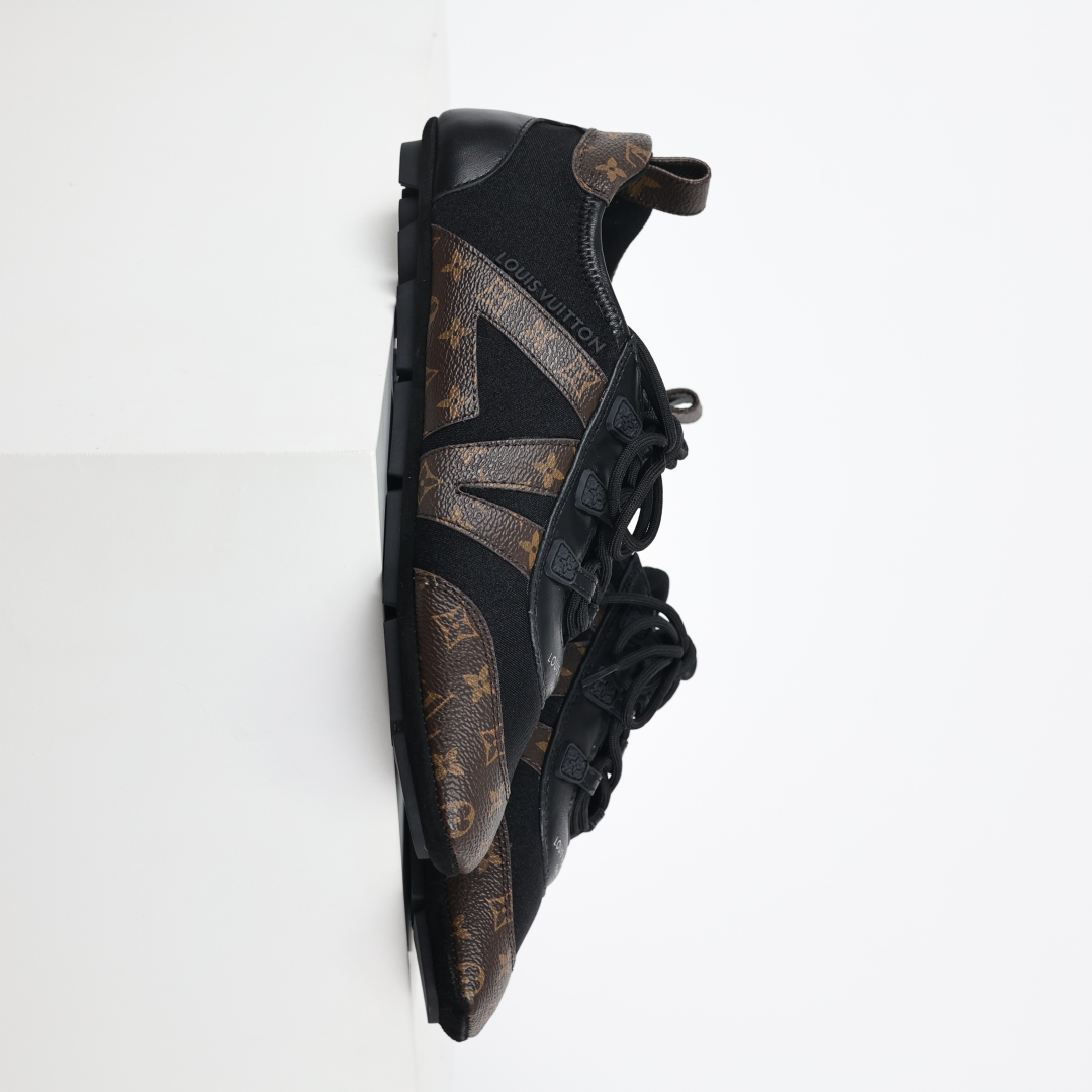  
LV SNEAKERWA 芭蕾运动鞋 革勾勒绒面牛皮革饰边，再以mono grammar  帆布抒写