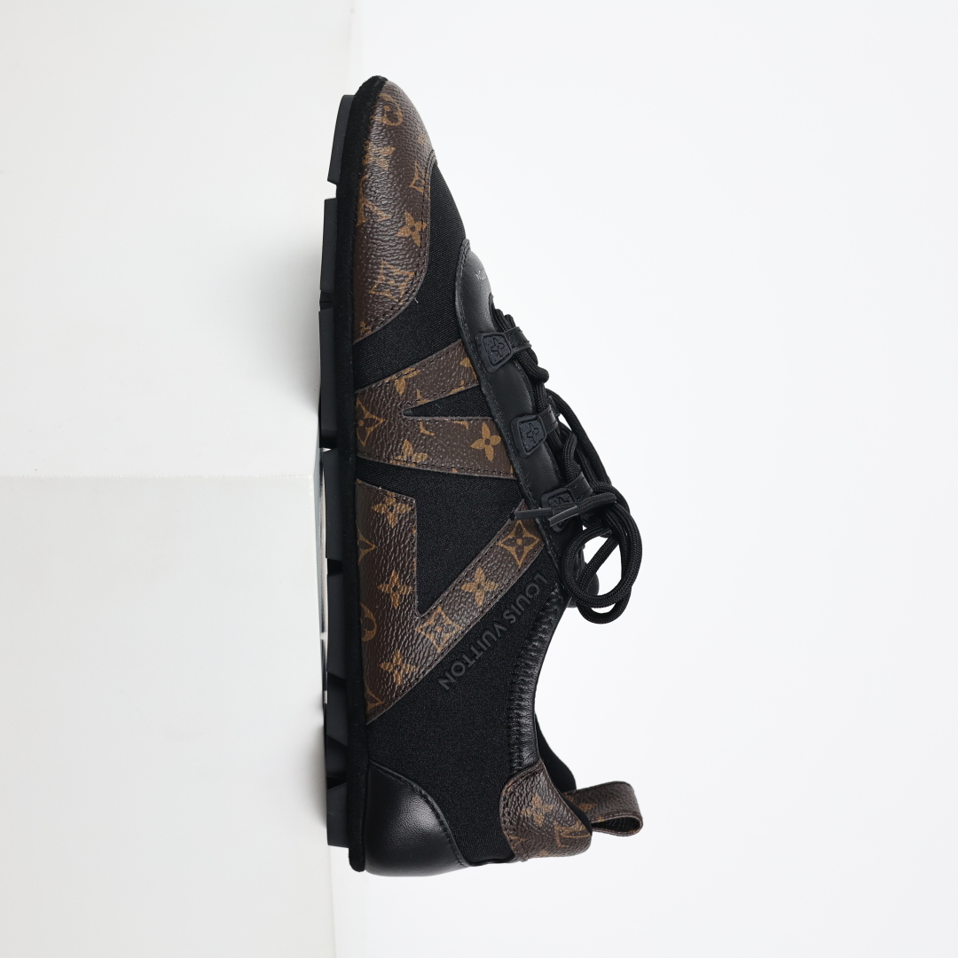  
LV SNEAKERWA 芭蕾运动鞋 革勾勒绒面牛皮革饰边，再以mono grammar  帆布抒写