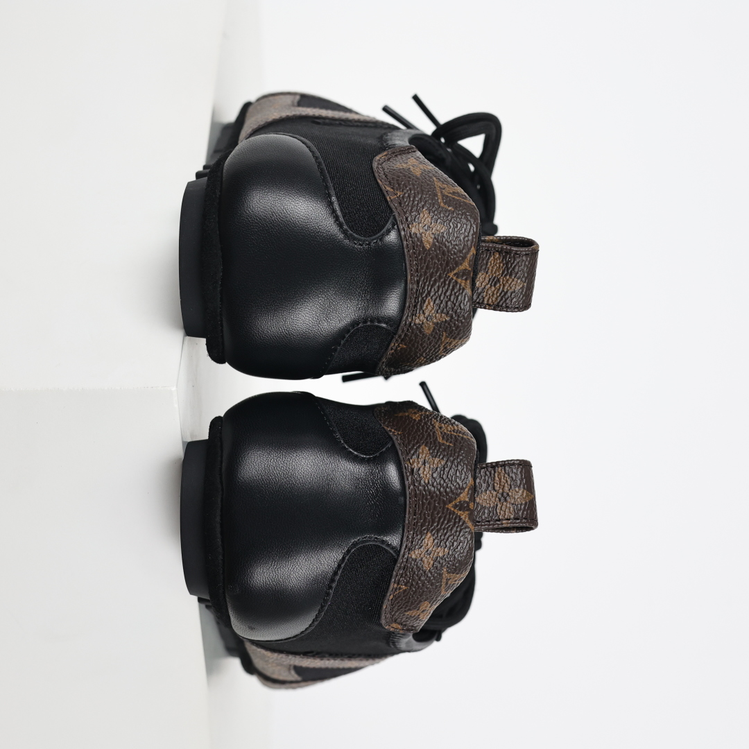  
LV SNEAKERWA 芭蕾运动鞋 革勾勒绒面牛皮革饰边，再以mono grammar  帆布抒写