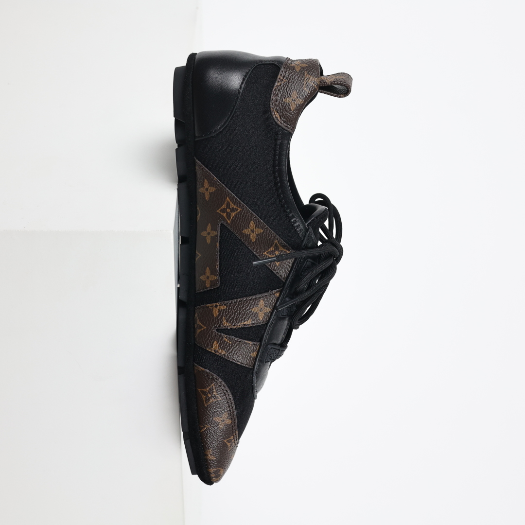  
LV SNEAKERWA 芭蕾运动鞋 革勾勒绒面牛皮革饰边，再以mono grammar  帆布抒写