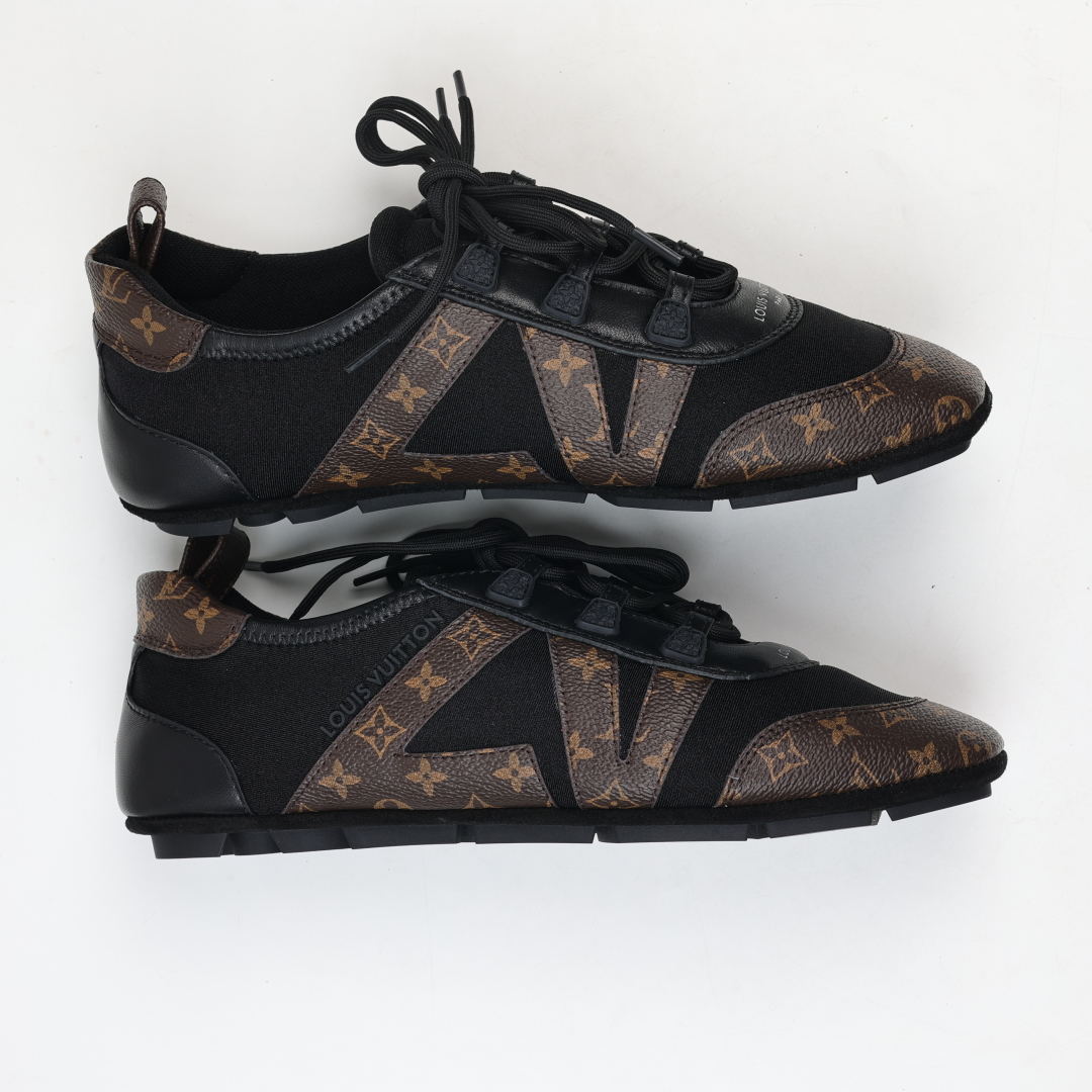  
LV SNEAKERWA 芭蕾运动鞋 革勾勒绒面牛皮革饰边，再以mono grammar  帆布抒写