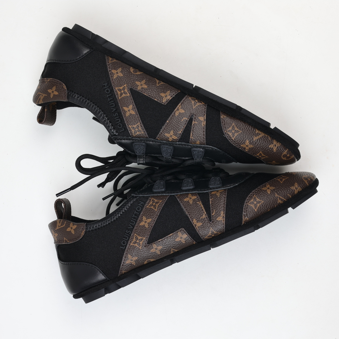  
LV SNEAKERWA 芭蕾运动鞋 革勾勒绒面牛皮革饰边，再以mono grammar  帆布抒写