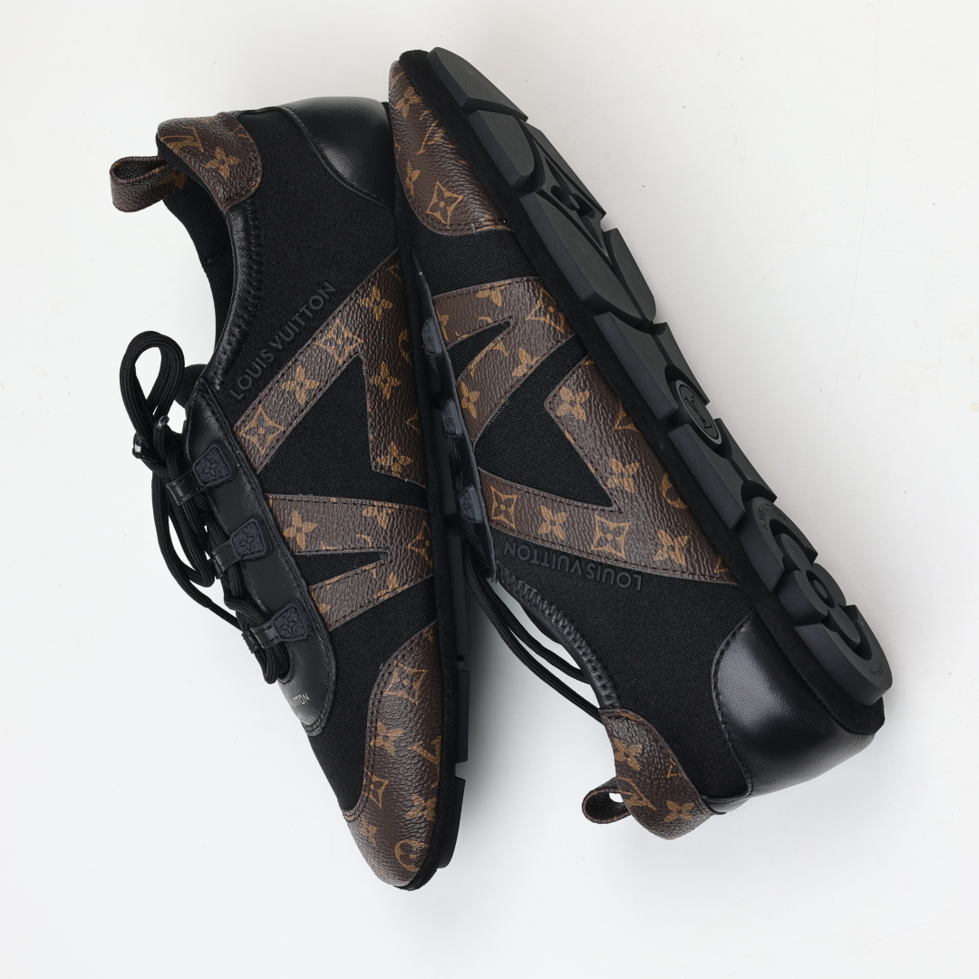  
LV SNEAKERWA 芭蕾运动鞋 革勾勒绒面牛皮革饰边，再以mono grammar  帆布抒写