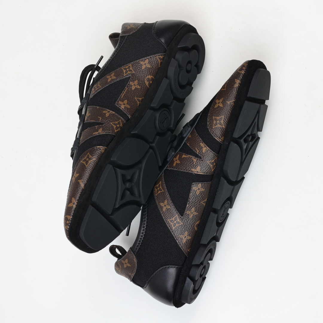  
LV SNEAKERWA 芭蕾运动鞋 革勾勒绒面牛皮革饰边，再以mono grammar  帆布抒写