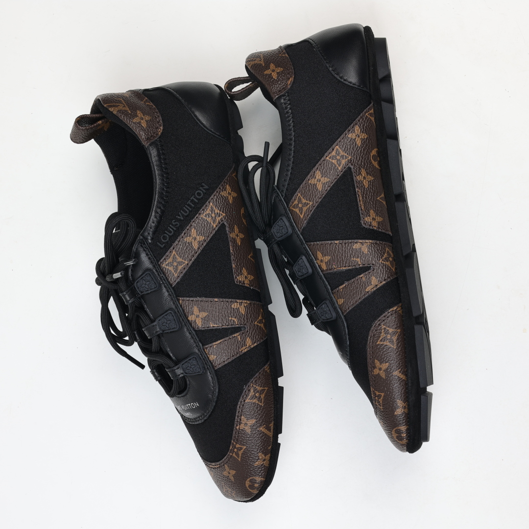  
LV SNEAKERWA 芭蕾运动鞋 革勾勒绒面牛皮革饰边，再以mono grammar  帆布抒写