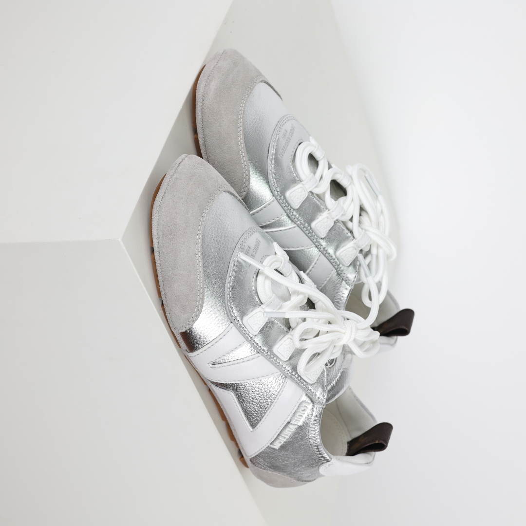  
LV SNEAKERWA 芭蕾运动鞋 革勾勒绒面牛皮革饰边，再以mono grammar  帆布抒写