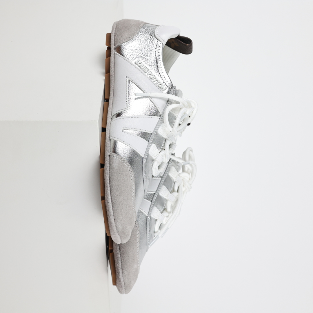  
LV SNEAKERWA 芭蕾运动鞋 革勾勒绒面牛皮革饰边，再以mono grammar  帆布抒写