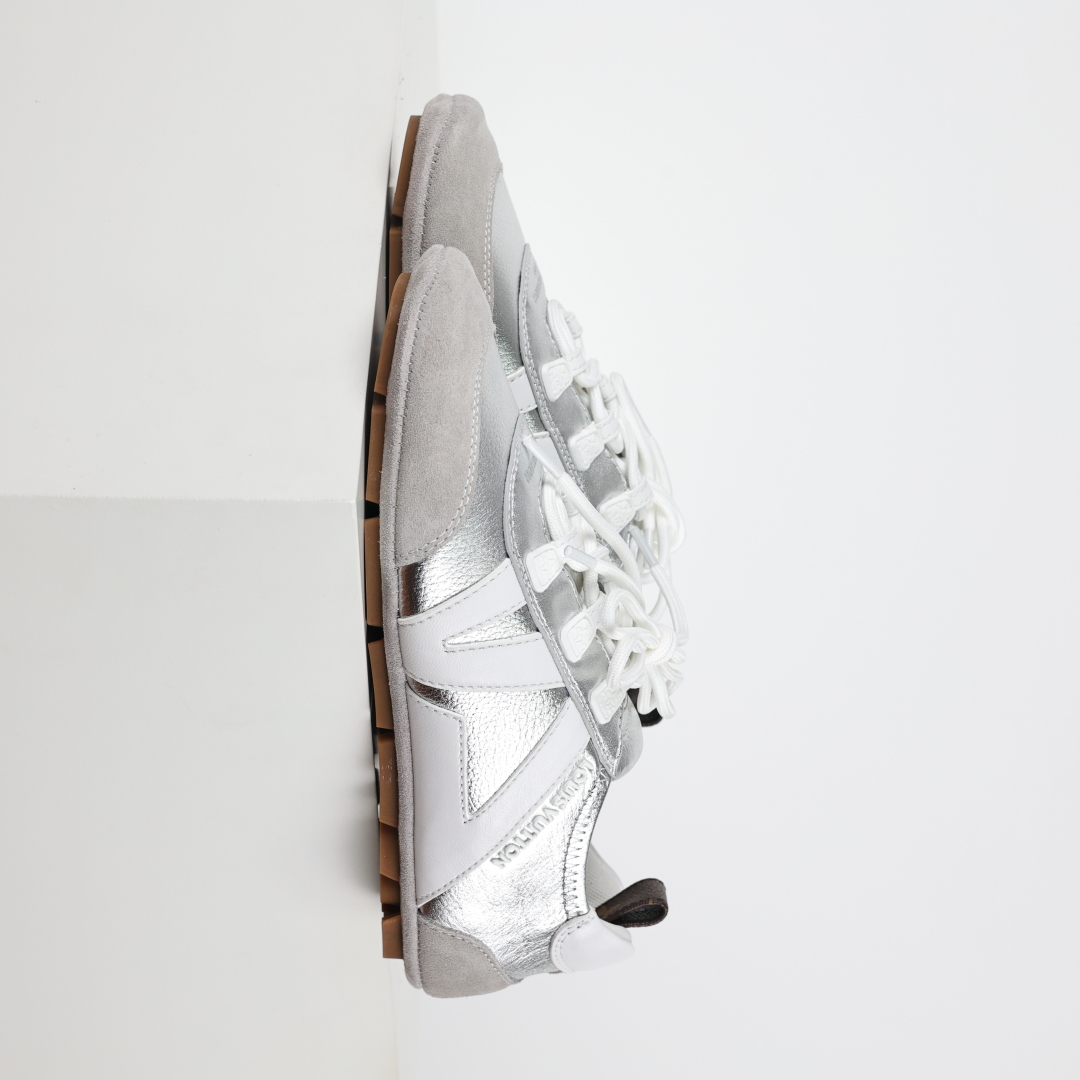  
LV SNEAKERWA 芭蕾运动鞋 革勾勒绒面牛皮革饰边，再以mono grammar  帆布抒写
