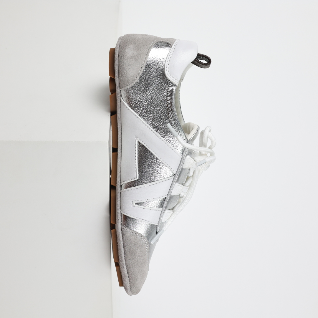  
LV SNEAKERWA 芭蕾运动鞋 革勾勒绒面牛皮革饰边，再以mono grammar  帆布抒写