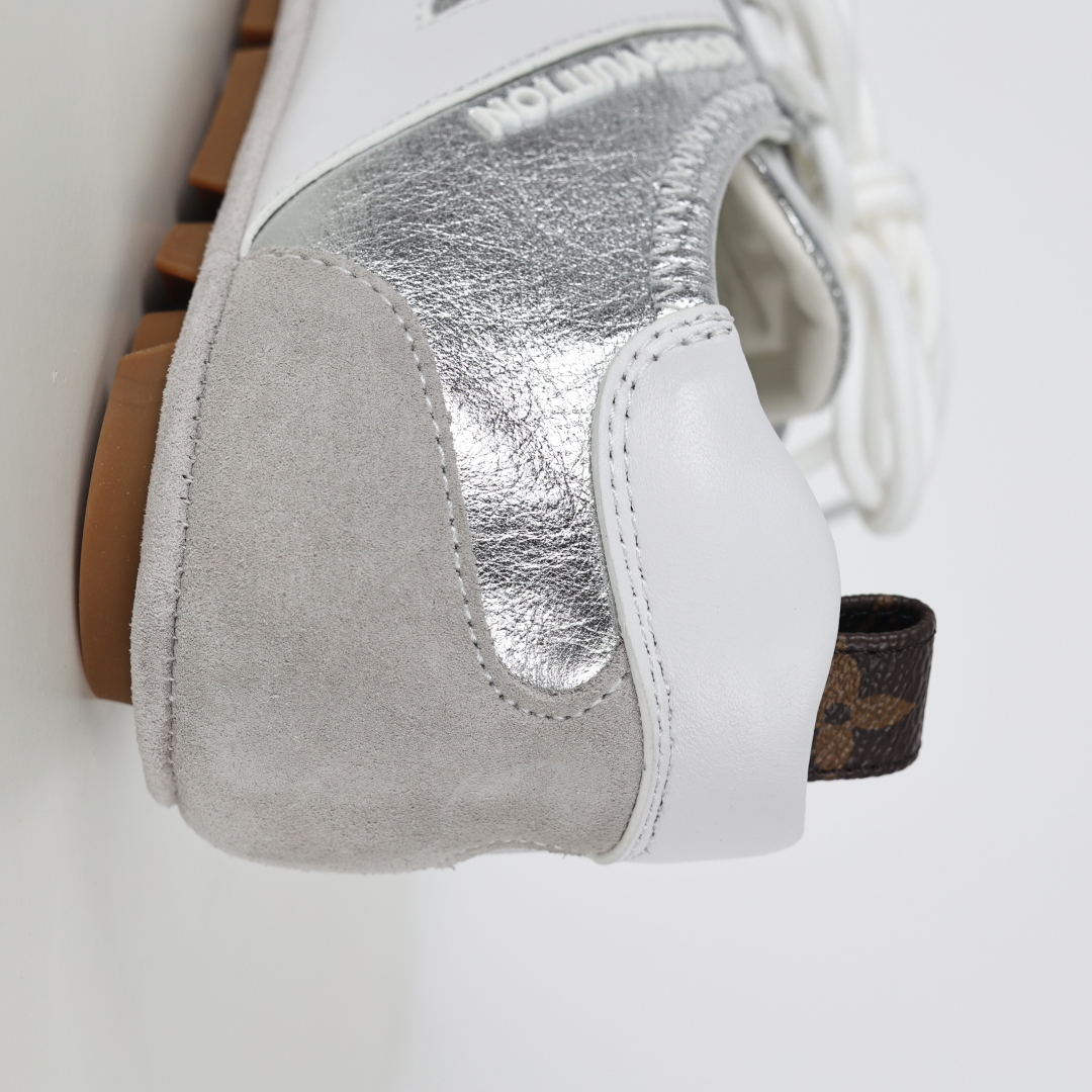  
LV SNEAKERWA 芭蕾运动鞋 革勾勒绒面牛皮革饰边，再以mono grammar  帆布抒写