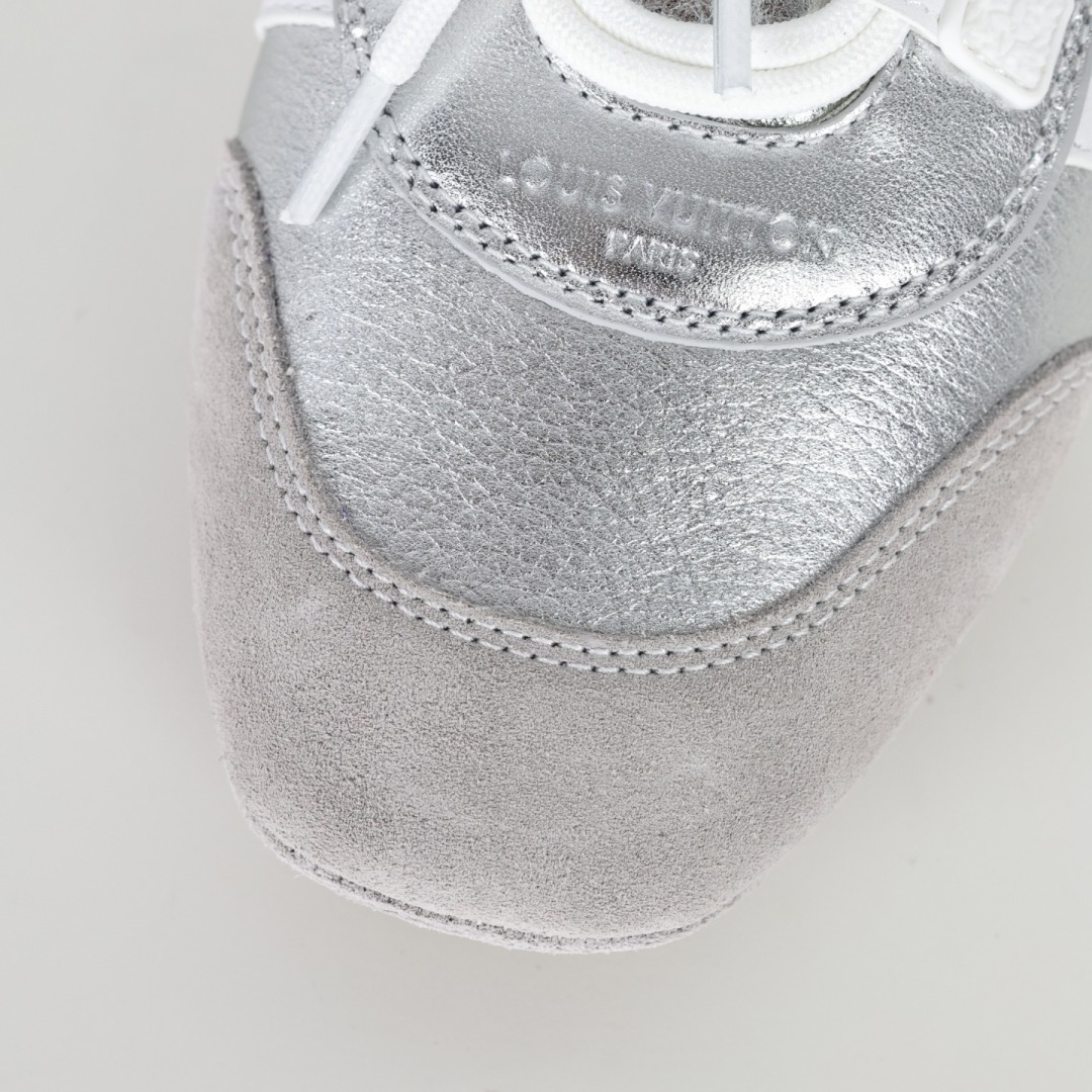  
LV SNEAKERWA 芭蕾运动鞋 革勾勒绒面牛皮革饰边，再以mono grammar  帆布抒写