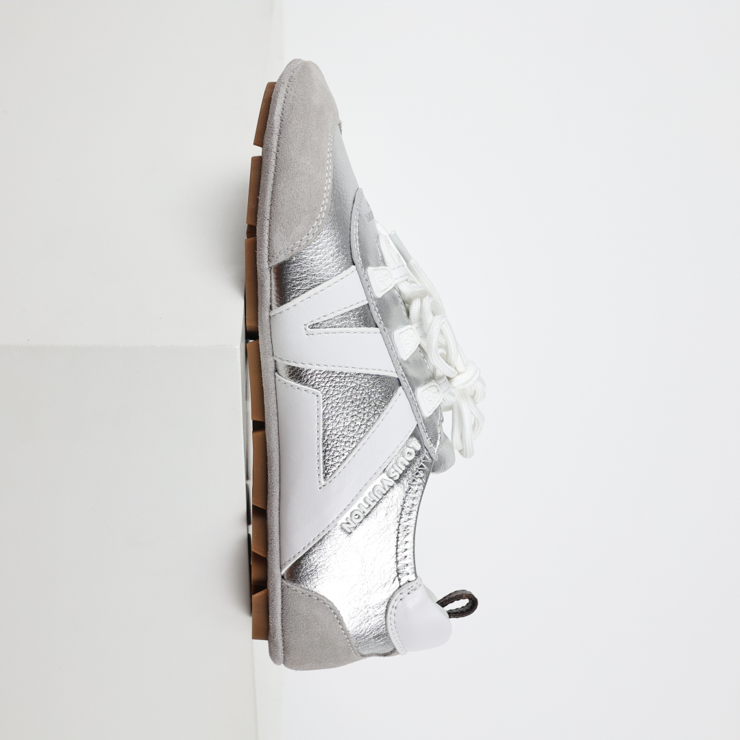  
LV SNEAKERWA 芭蕾运动鞋 革勾勒绒面牛皮革饰边，再以mono grammar  帆布抒写