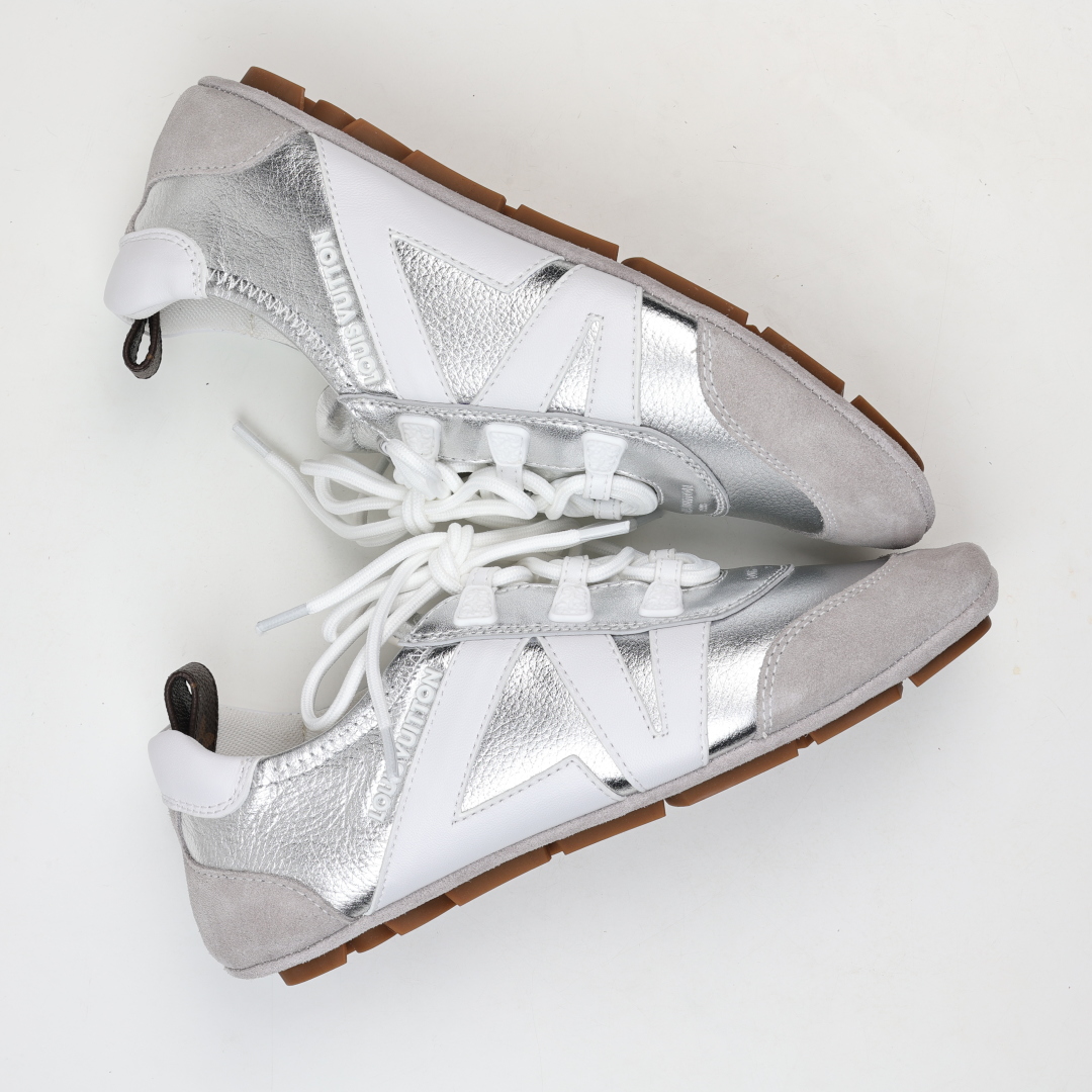 
LV SNEAKERWA 芭蕾运动鞋 革勾勒绒面牛皮革饰边，再以mono grammar  帆布抒写