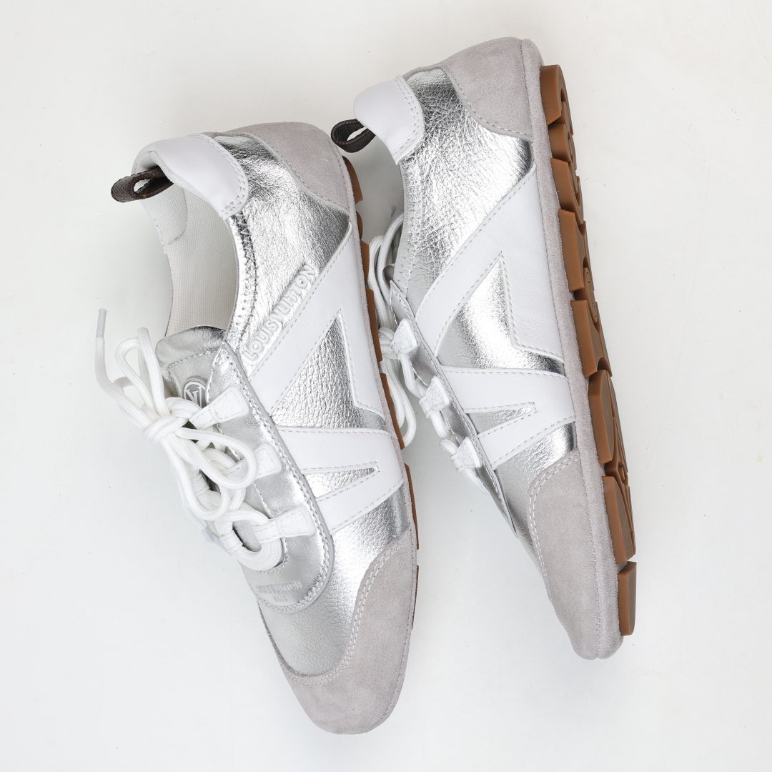  
LV SNEAKERWA 芭蕾运动鞋 革勾勒绒面牛皮革饰边，再以mono grammar  帆布抒写