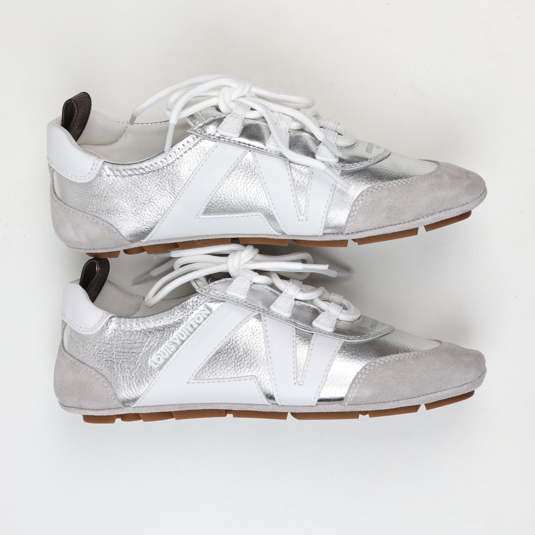  
LV SNEAKERWA 芭蕾运动鞋 革勾勒绒面牛皮革饰边，再以mono grammar  帆布抒写