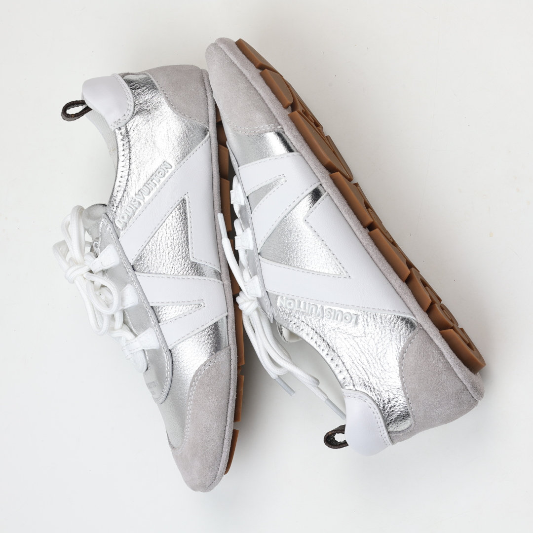  
LV SNEAKERWA 芭蕾运动鞋 革勾勒绒面牛皮革饰边，再以mono grammar  帆布抒写