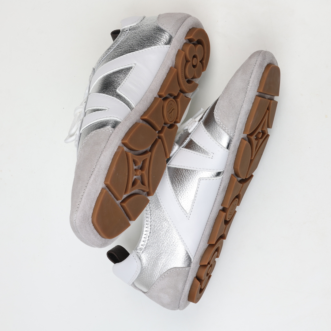  
LV SNEAKERWA 芭蕾运动鞋 革勾勒绒面牛皮革饰边，再以mono grammar  帆布抒写