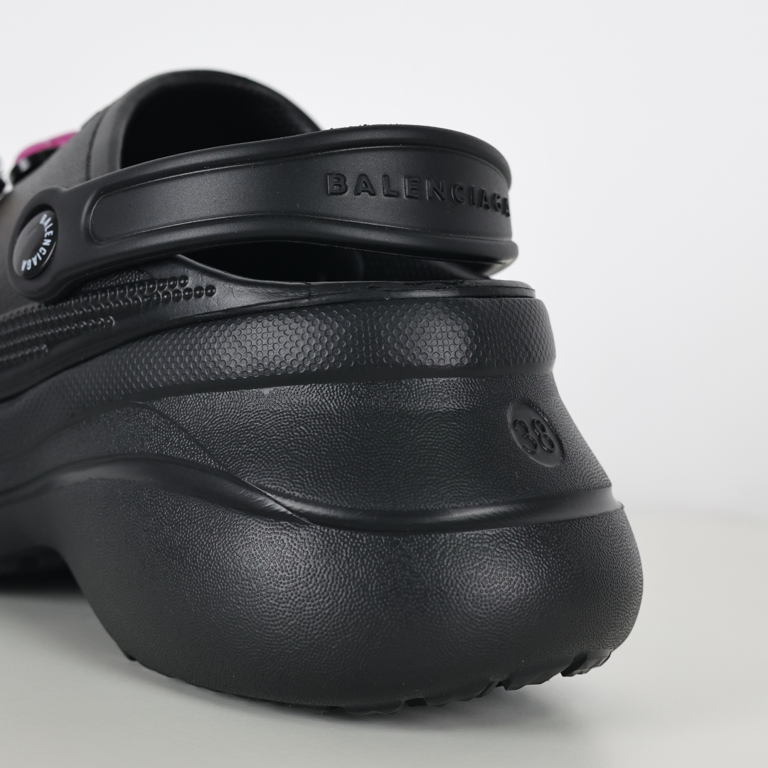 巴黎世家洞洞鞋 银色 巴黎世家与卡洛驰的梦幻联动黑与银的经典色调碰撞