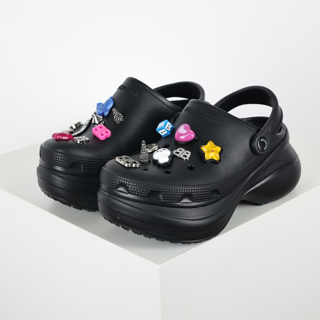 巴黎世家洞洞鞋 银色 巴黎世家与卡洛驰的梦幻联动黑与银的经典色调碰撞