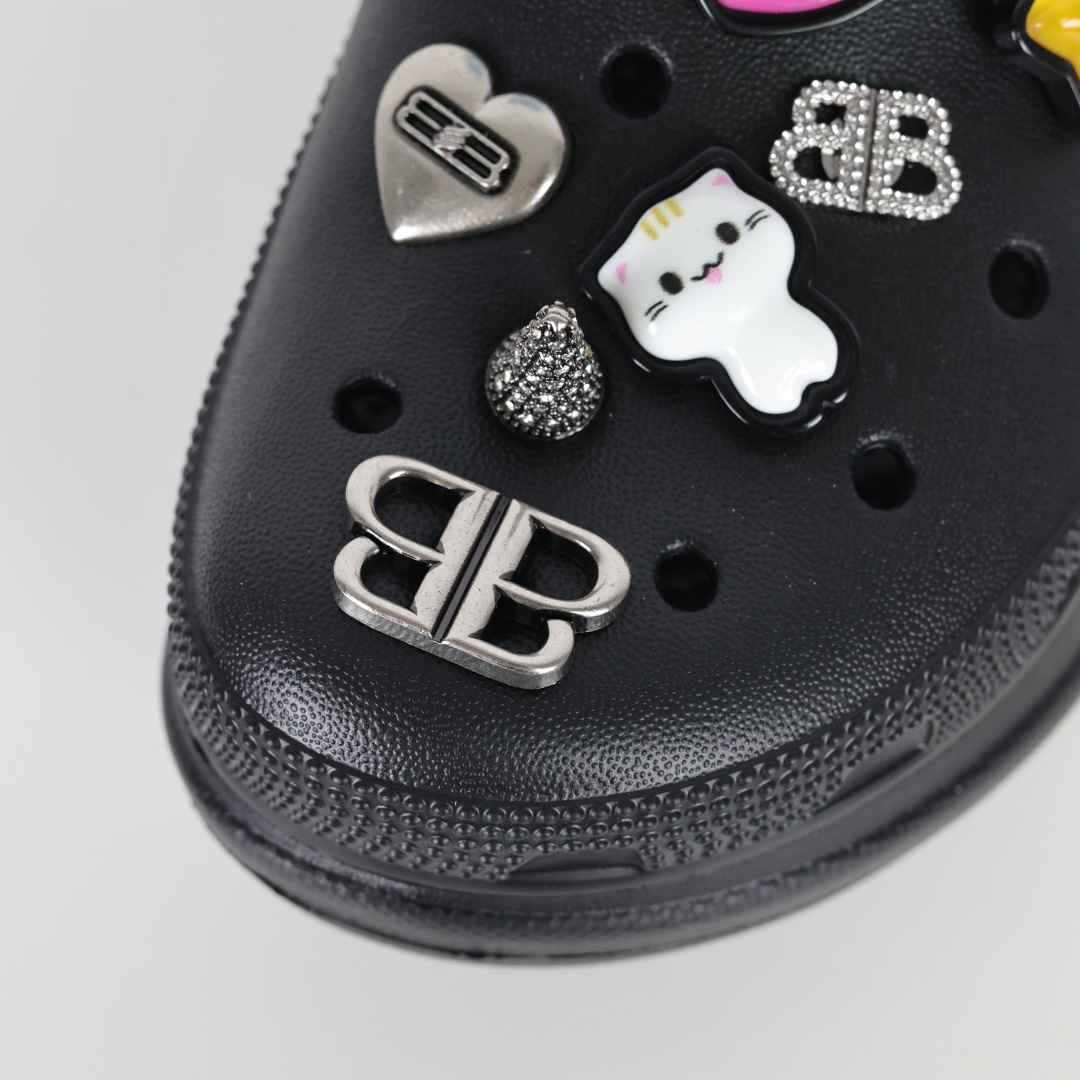 巴黎世家洞洞鞋 银色 巴黎世家与卡洛驰的梦幻联动黑与银的经典色调碰撞