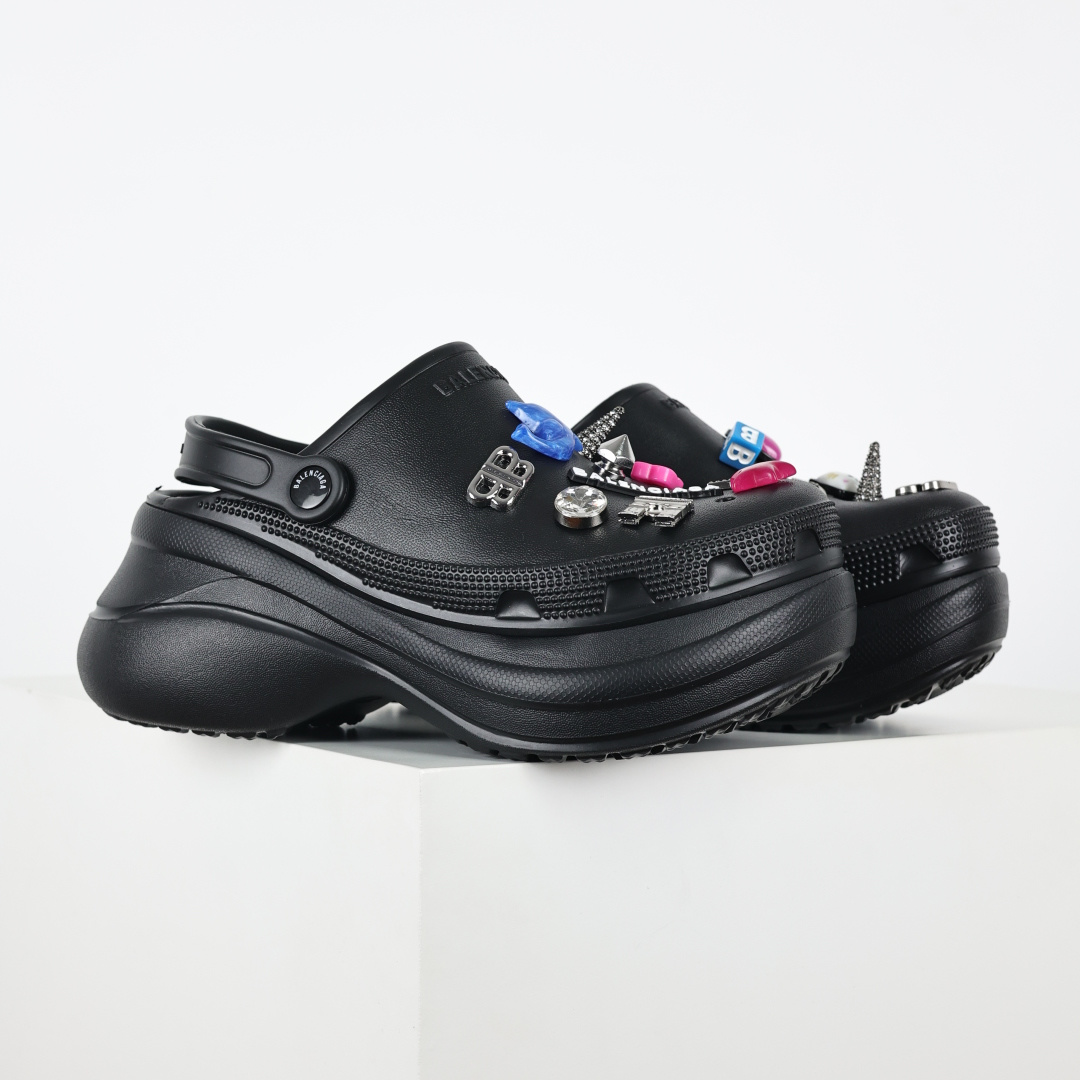 巴黎世家洞洞鞋 银色 巴黎世家与卡洛驰的梦幻联动黑与银的经典色调碰撞