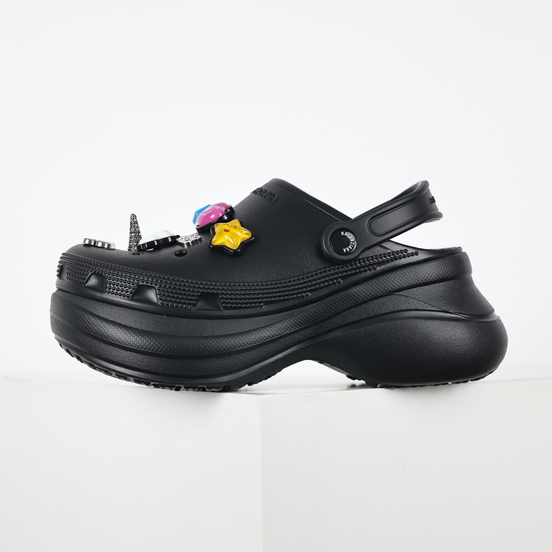 巴黎世家洞洞鞋 银色 巴黎世家与卡洛驰的梦幻联动黑与银的经典色调碰撞