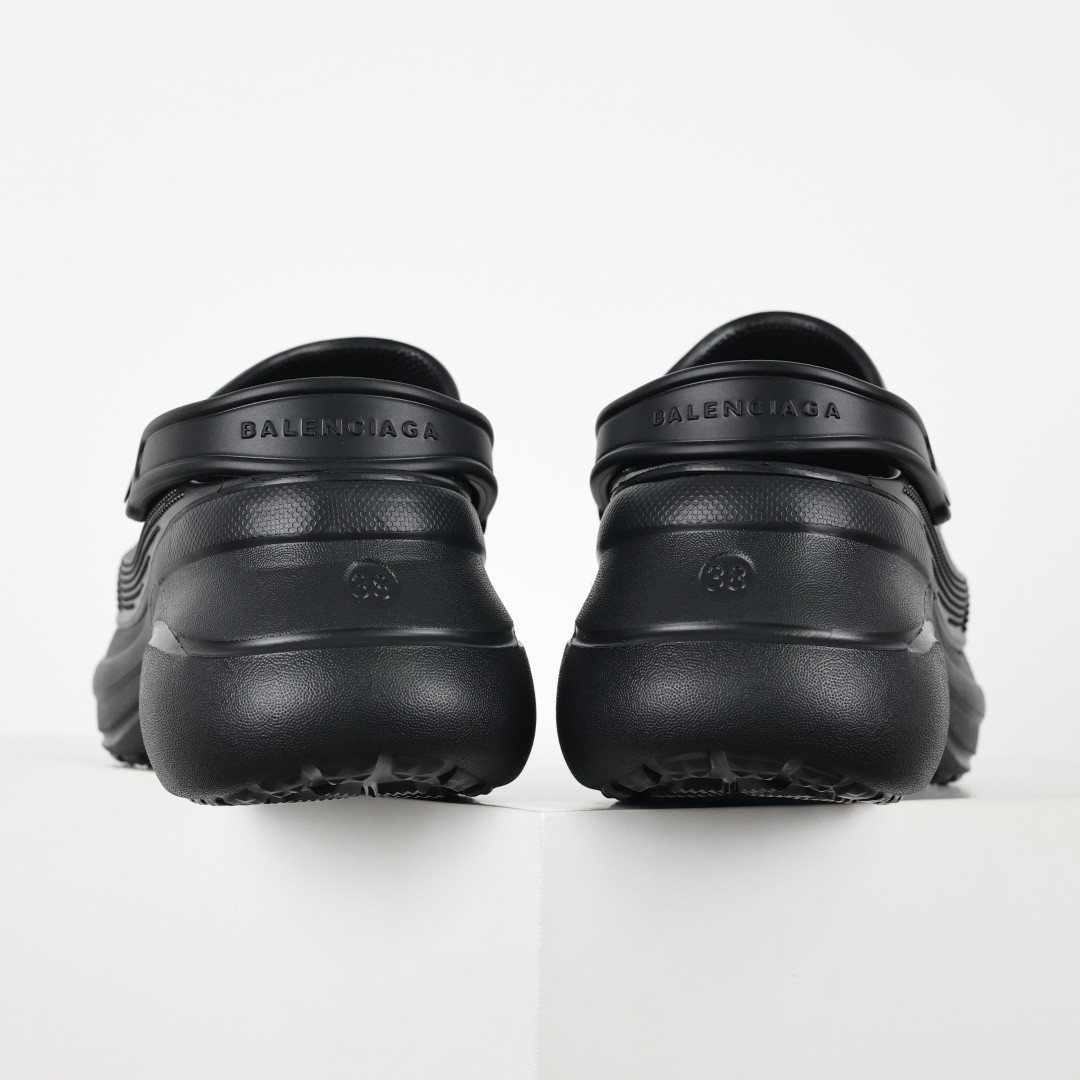 巴黎世家洞洞鞋 银色 巴黎世家与卡洛驰的梦幻联动黑与银的经典色调碰撞