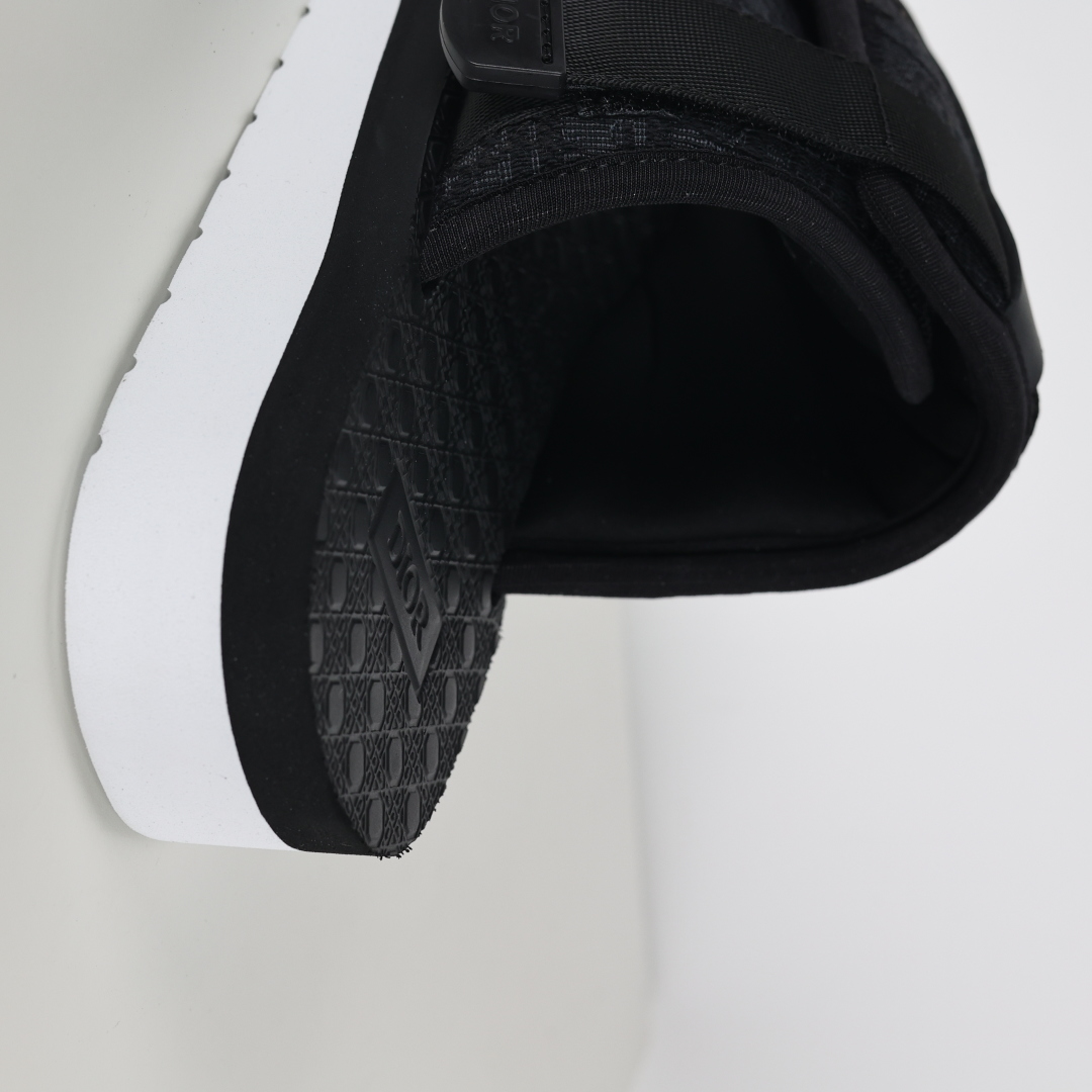 Dior 迪奥 Alpha Obique 电绣时尚拖鞋 此款包头拖鞋 经典黑白-莆田鞋,莆田鞋货源,高仿鞋,高仿鞋货源,安福档口,莆田高仿鞋,莆田鞋批发,高仿鞋批发,莆田高仿运动鞋,高仿运动鞋,莆田运动鞋 Dior 迪奥 Alpha Obique 电绣时尚拖鞋 此款包头拖鞋 经典黑白