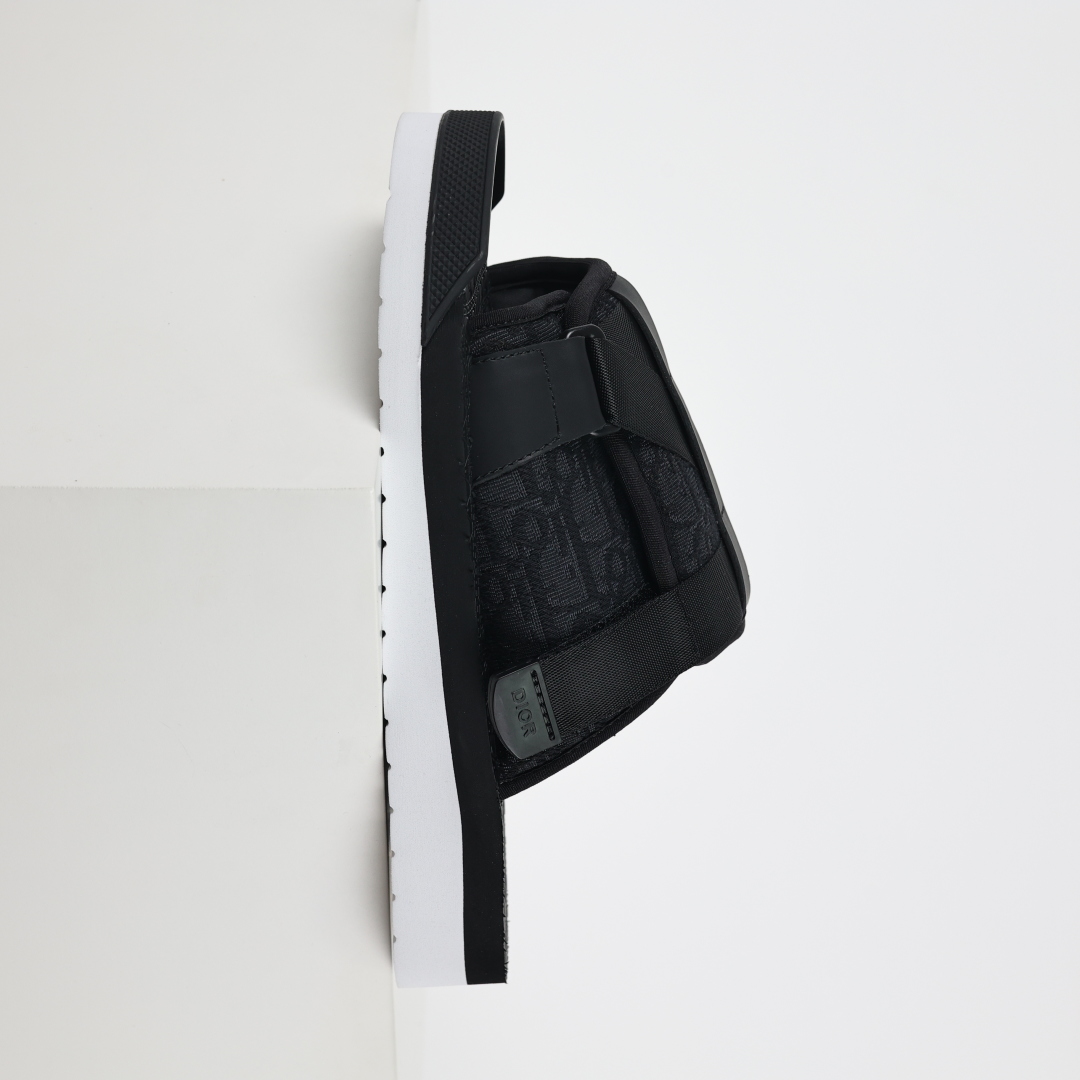 Dior 迪奥 Alpha Obique 电绣时尚拖鞋 此款包头拖鞋 经典黑白-莆田鞋,莆田鞋货源,高仿鞋,高仿鞋货源,安福档口,莆田高仿鞋,莆田鞋批发,高仿鞋批发,莆田高仿运动鞋,高仿运动鞋,莆田运动鞋 Dior 迪奥 Alpha Obique 电绣时尚拖鞋 此款包头拖鞋 经典黑白