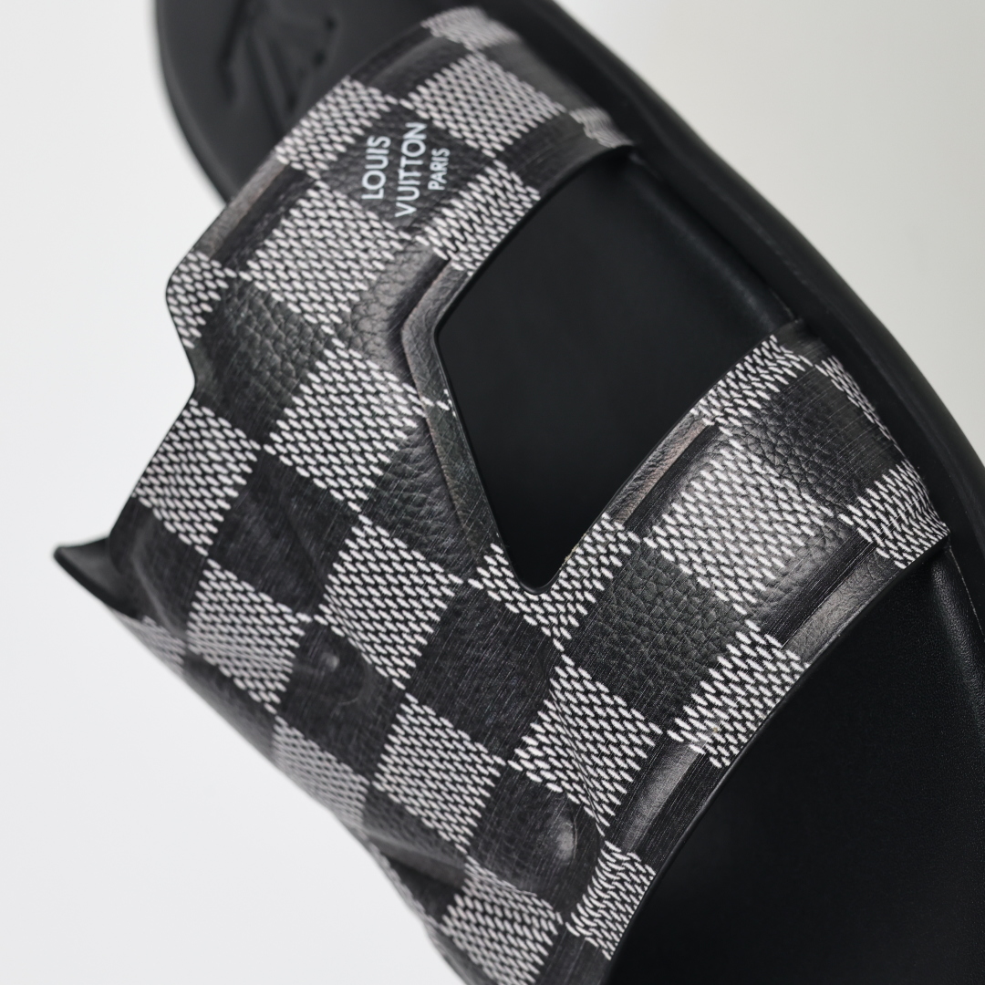 Louis Vuitton Oasis 经典系列2024最新经典款拖鞋款式牛仔布 Lv拖鞋黑色格子-莆田鞋,莆田鞋货源,高仿鞋,高仿鞋货源,安福档口,莆田高仿鞋,莆田鞋批发,高仿鞋批发,莆田高仿运动鞋,高仿运动鞋,莆田运动鞋 Louis Vuitton Oasis 经典系列2024最新经典款拖鞋款式牛仔布 Lv拖鞋黑色格子