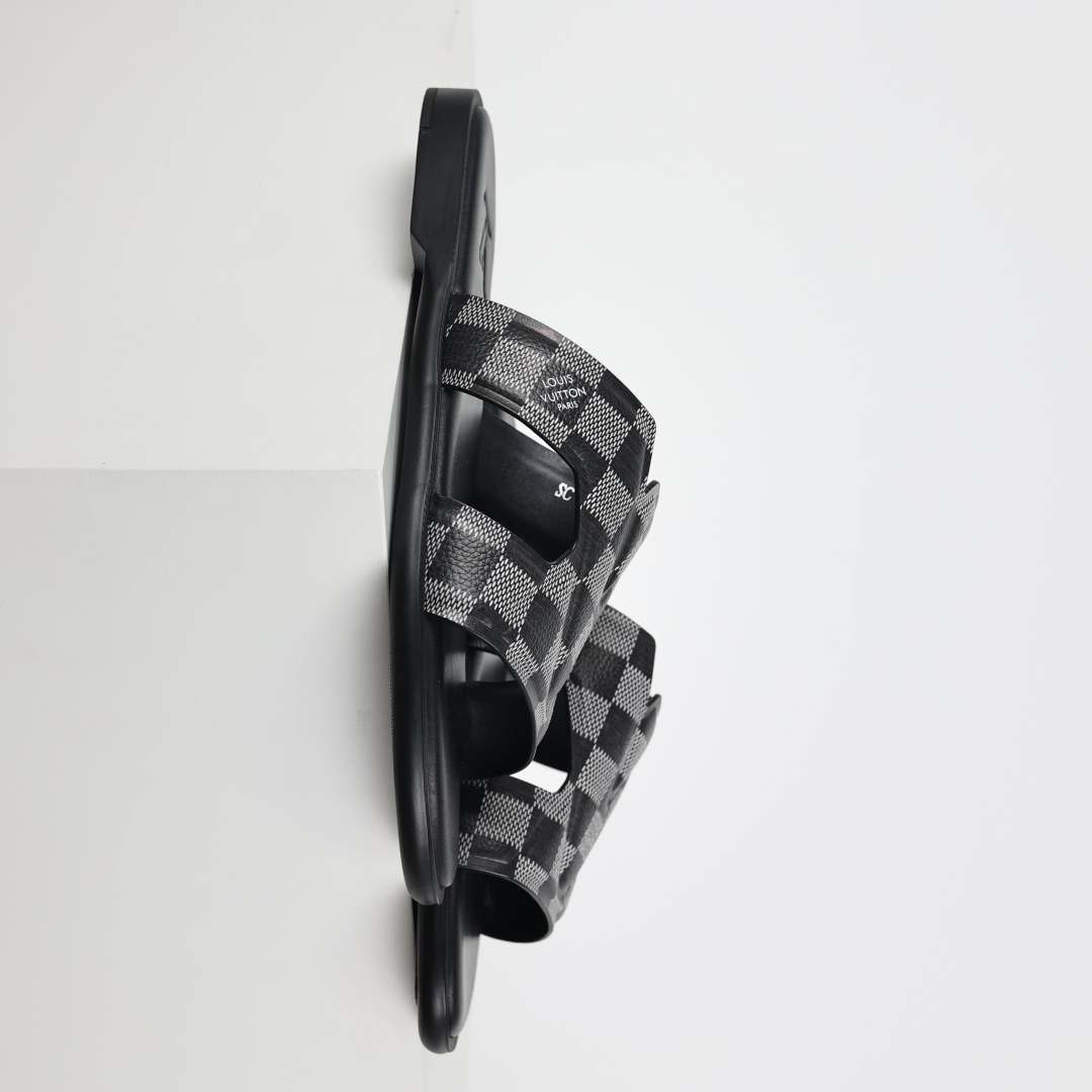 Louis Vuitton Oasis 经典系列2024最新经典款拖鞋款式牛仔布 Lv拖鞋黑色格子-莆田鞋,莆田鞋货源,高仿鞋,高仿鞋货源,安福档口,莆田高仿鞋,莆田鞋批发,高仿鞋批发,莆田高仿运动鞋,高仿运动鞋,莆田运动鞋 Louis Vuitton Oasis 经典系列2024最新经典款拖鞋款式牛仔布 Lv拖鞋黑色格子