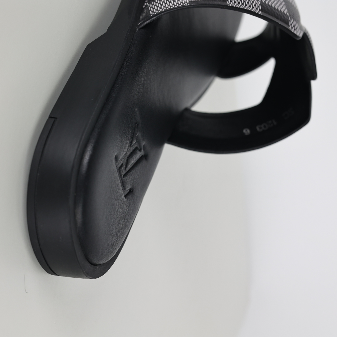 Louis Vuitton Oasis 经典系列2024最新经典款拖鞋款式牛仔布 Lv拖鞋黑色格子-莆田鞋,莆田鞋货源,高仿鞋,高仿鞋货源,安福档口,莆田高仿鞋,莆田鞋批发,高仿鞋批发,莆田高仿运动鞋,高仿运动鞋,莆田运动鞋 Louis Vuitton Oasis 经典系列2024最新经典款拖鞋款式牛仔布 Lv拖鞋黑色格子