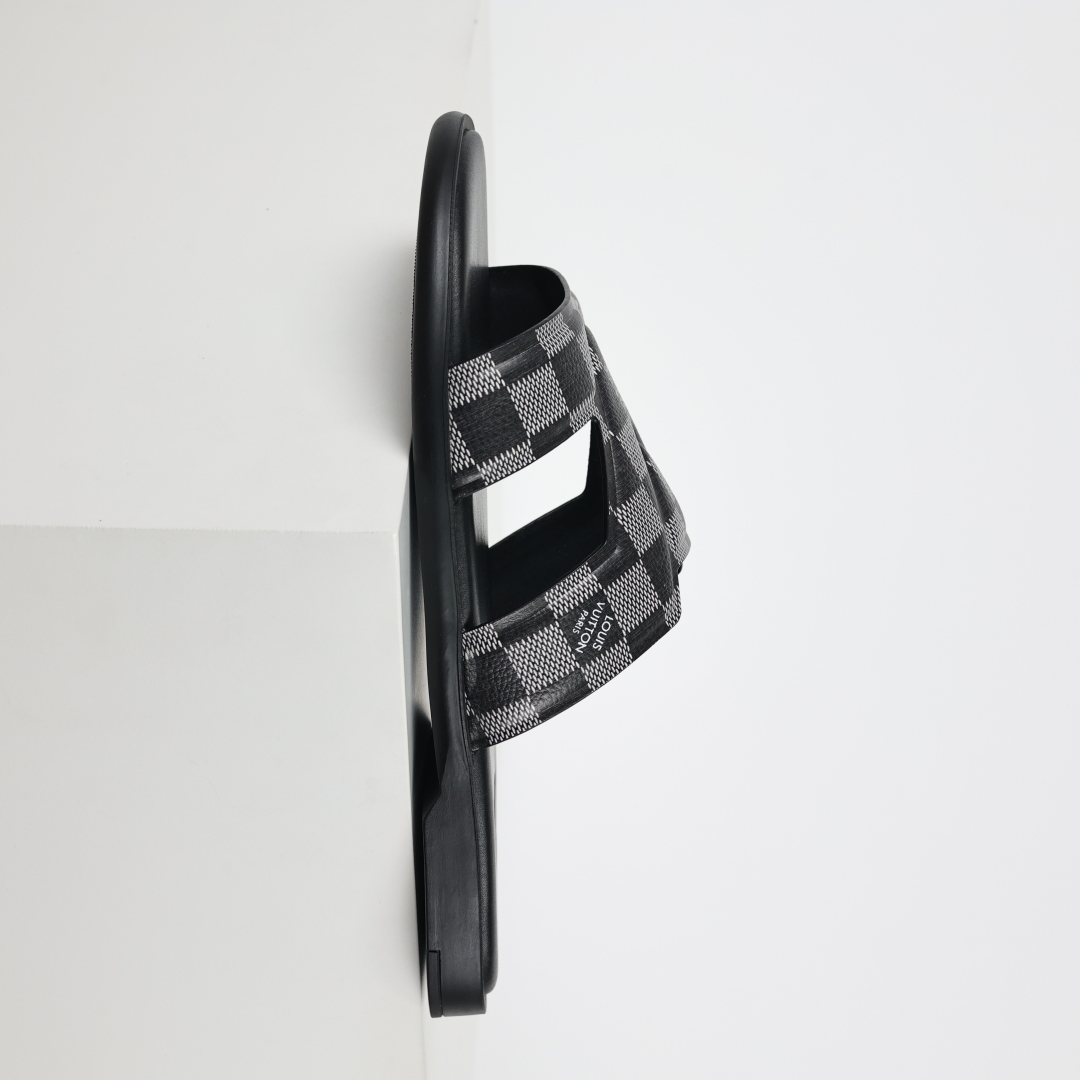 Louis Vuitton Oasis 经典系列2024最新经典款拖鞋款式牛仔布 Lv拖鞋黑色格子-莆田鞋,莆田鞋货源,高仿鞋,高仿鞋货源,安福档口,莆田高仿鞋,莆田鞋批发,高仿鞋批发,莆田高仿运动鞋,高仿运动鞋,莆田运动鞋 Louis Vuitton Oasis 经典系列2024最新经典款拖鞋款式牛仔布 Lv拖鞋黑色格子