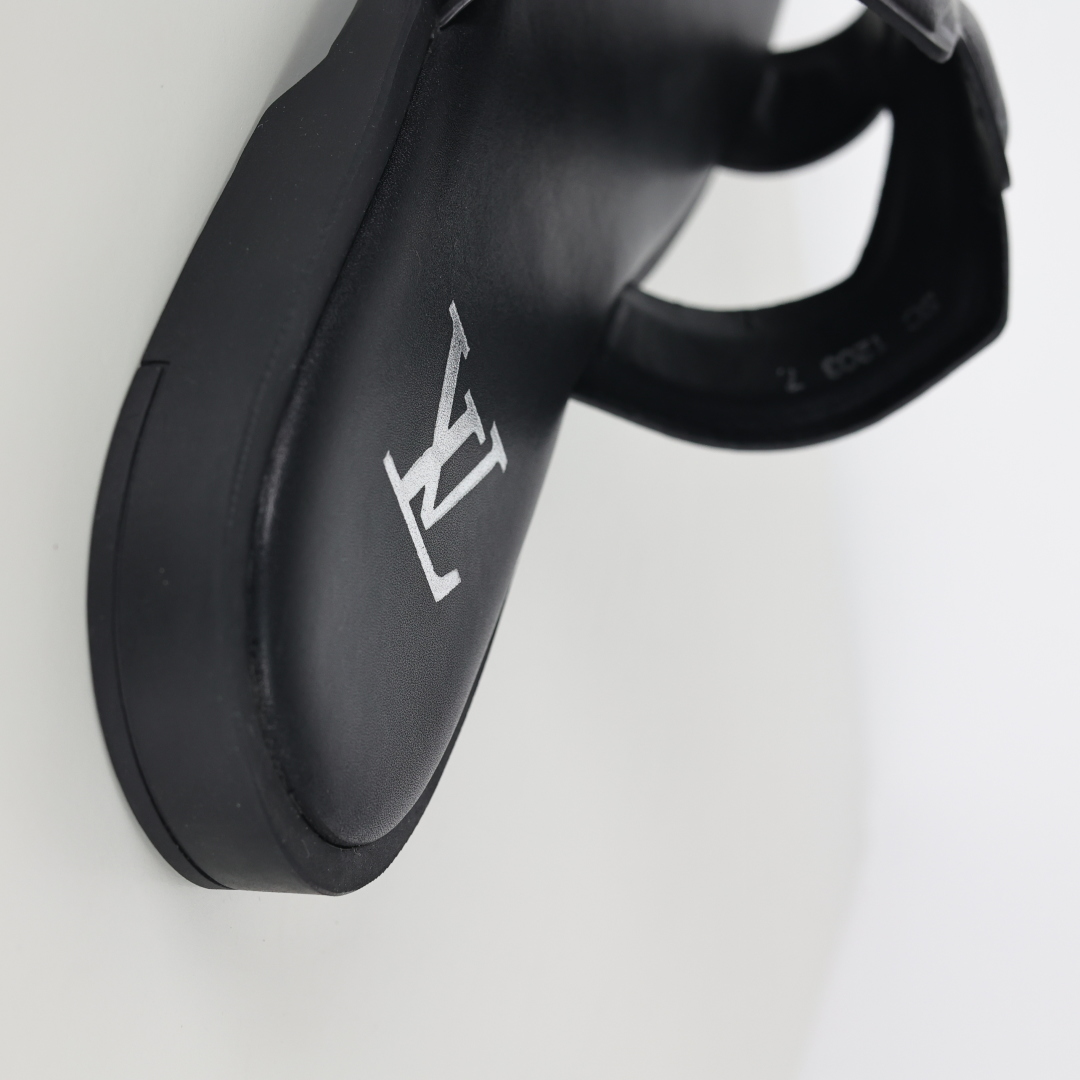 Louis Vuitton Oasis 经典系列2024最新经典款拖鞋款式牛仔布 Lv拖鞋黑色印花-莆田鞋,莆田鞋货源,高仿鞋,高仿鞋货源,安福档口,莆田高仿鞋,莆田鞋批发,高仿鞋批发,莆田高仿运动鞋,高仿运动鞋,莆田运动鞋 Louis Vuitton Oasis 经典系列2024最新经典款拖鞋款式牛仔布 Lv拖鞋黑色印花