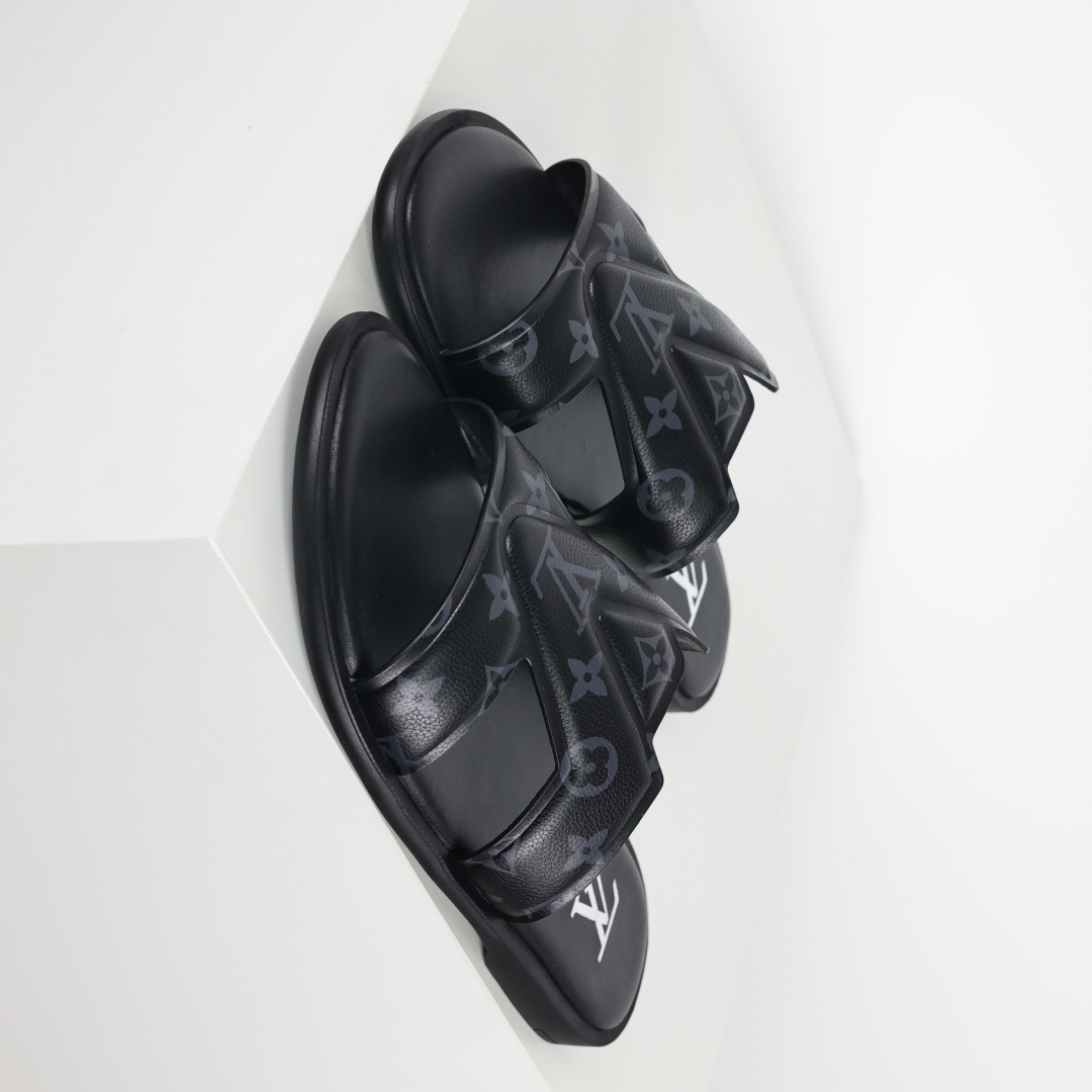 Louis Vuitton Oasis 经典系列2024最新经典款拖鞋款式牛仔布 Lv拖鞋黑色印花-莆田鞋,莆田鞋货源,高仿鞋,高仿鞋货源,安福档口,莆田高仿鞋,莆田鞋批发,高仿鞋批发,莆田高仿运动鞋,高仿运动鞋,莆田运动鞋 Louis Vuitton Oasis 经典系列2024最新经典款拖鞋款式牛仔布 Lv拖鞋黑色印花